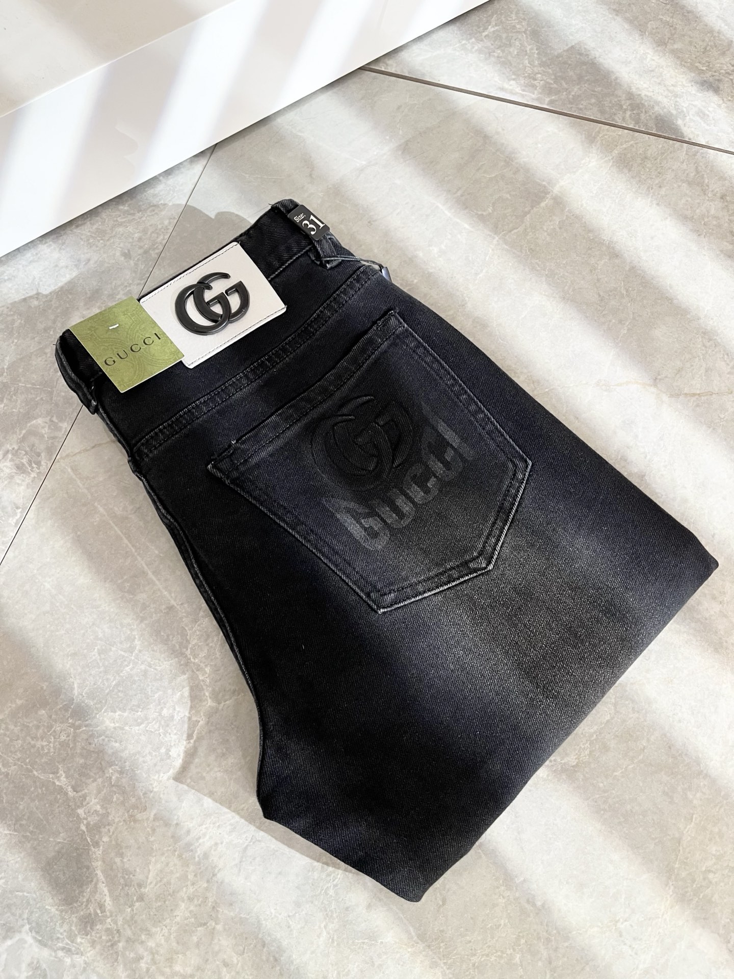 NO:511778,Guc* Guqi New spring and summer products for men's high-end casual and versatile four-season commuting slim tailoring jeans!  For fans, such a grand classic design is enough to plant grass at a glance. It is the most handsome series of all jeans this year. I only need to take a look and know that this will definitely be a sensational hit, and it is popular on the Internet. The classic slim three-dimensional tailoring style is equipped with the latest logo pattern waist brand craft design!  Very representative waist brand modification!  It simply and easily demonstrates the charm of the brand, and naturally presents specifications, grades, fashion and trendy effects. It matches the performance to easily create a high-end and high-end effect!  The top imported Japanese washing cowboy is made of cotton, and it is comfortable and breathable, and has a natural drape, which is suitable for all year round outfits!  !  This jeans are made of three-dimensional cut and straight-fitting style. The magic and practical wearability of the single match are understandable. Whether you are wearing daily clothes or appearing on the high street, it is the best choice. It is super charming!  It also demonstrates the authentic BUR original flavor, and it also perfectly shows its specifications and rank!  Obviously, this is a big and powerful product that you must collect. You must collect this product and highly recommend it!  Size 30-40 37 39, burberry, gucci, jeans, alexander wang19860909Guc*古奇 春夏新品男士高端休闲百搭四季通勤修身剪裁牛仔裤！对于粉丝来说,这样大气的经典设计足矣一眼种草,是今年所有牛仔裤当中最帅的一个系列,我只需要看一眼就知道,这绝对会是一个引起轰动的爆款,而且全网风靡,经典的修身立体剪裁版型打造,配置了最新的logo图案腰牌工艺设计！极具代表性腰牌修饰！简单轻松的彰显出品牌魅力所在,自然而然的呈现规格,档次,时髦以及新潮效果,搭配性能满分,轻松穿出高级感与高端效果！顶级的进口日本洗水牛仔棉质打造,并舒适透气感满分,且垂感自然,适合一年四季的穿搭所需！！此款牛仔裤采用了立体裁剪小直筒版型打造,其单配魔力与实穿性是无可厚非的,不管你是日常穿搭还是高街出镜都是不二之选,超具魅力！更是彰显了地地道道的的BUR原味,同时也是完美的展现了其规格和段位所在！很显然,这是一款绝对要收的重磅好货,此款你都必须要收,极力推荐的好货！尺码30-40 37 39,,burberry,gucci,jeans,alexander wang,Men's clothing