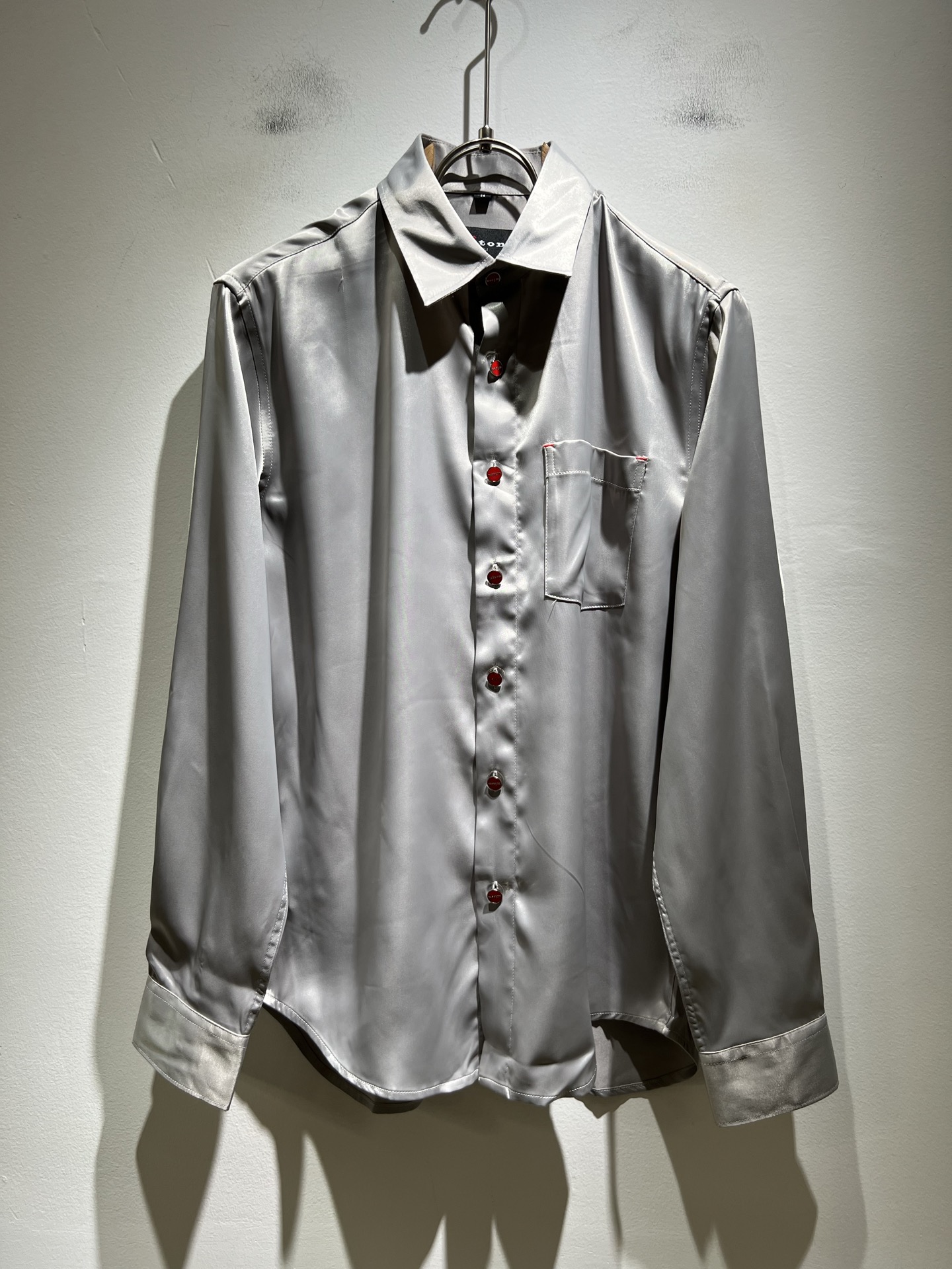 NO:510801,Kiton's new men's long-sleeved shirt for 2025 autumn and winter, a fashionable and versatile item that many celebrities love to wear!  Friends who like classic and simple must not miss this one!  The calm and atmospheric brand style has always been favored by the upper class! It is also the best choice for fashionable items!  The upper body is so handsome, highly recommended!  !  !  In addition to its own brand added value, the biggest attraction of this shirt is that this shirt has a high cost-effectiveness in terms of color matching and material!  Customized original exclusive silk material design!  Environmentally friendly washing, customized fabric, pre-shrinkage treatment to ensure a crisp style, the fabric feels super soft and smooth and sweat-absorbing!  Good elasticity, no deformation in washing water, comfortable and smooth feel, soft and comfortable upper body, classic fashionable lapel design, simple and not complicated, very pleasing to the eye!  Code number M-3XL, alexander wang19860909Kiton 2025秋冬新款男士长袖衬衣,众多明星都爱穿的时尚百搭单品！喜欢经典简约的朋友,一定不能错过了这款！沉稳大气的品牌风格一直以来备受上层人士的青睐!也是时尚单品的不二之选！ 上身帅到爆了,强烈推荐！！！这件衬衣最大的吸引力除了他本身的品牌附加值,更加肯定的是这款衬衣无论在颜色搭配还是材质上都有很高的性价比！ 定制原版专属丝绸材质设计！环保水洗,定制面料,预缩处理,确保版型的挺括,面料手感超柔顺滑又吸汗！弹性好,洗水不变形,手感舒适顺滑,上身柔和舒适,经典的时尚翻领设计,精简不繁,很是耐看！码数M-3XL,,alexander wang,Men's clothing