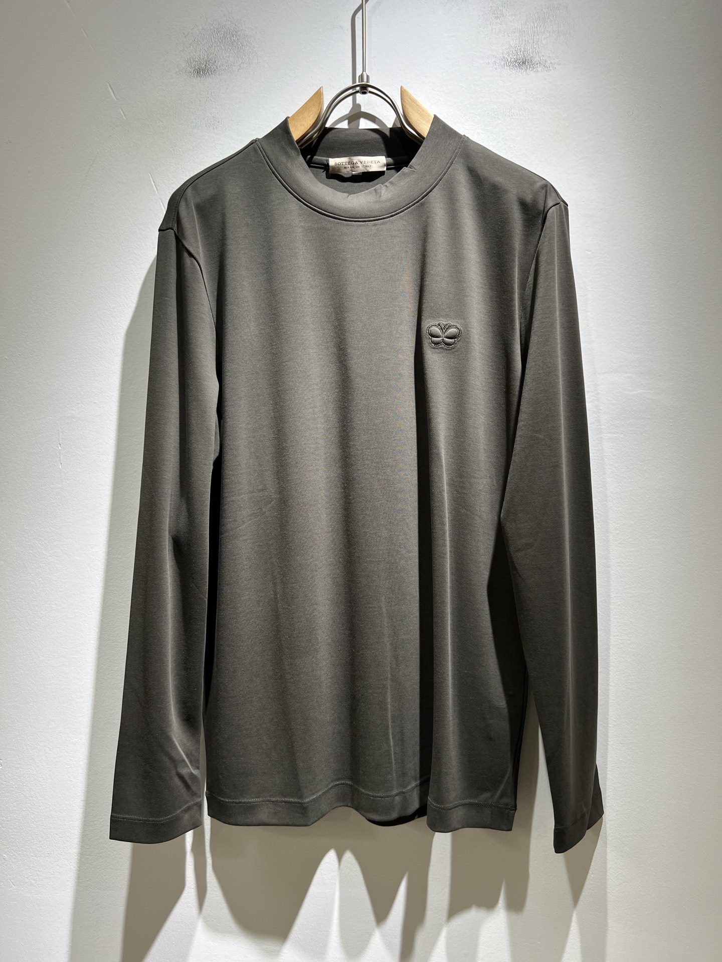 NO:510805,BottegaVene*a Bao*jia 2025 autumn and winter new men's base shirt, this is the most powerful solid color high-quality fabric so far this year!  !  !  Embroidery design for clothes logo pattern!  These alone are enough to beat the ordinary styles on the market. BV is really going to be fully powered this year!  Botte**Veneta 2025 autumn and winter series, orders from Taiwan trading companies, and available in Hong Kong Lane Crawford. The unique design style is simple and elegant. Nowadays, only the original single trading company dares to make many colors that match the counter to meet all the matching needs of men!  !  The details are in place and are reflected in the natural light. You can see this at a glance and instantly improve the texture of the clothes. And the fabric of this clothes took 6 months!  !  !  Size M-3XL, bottega veneta, bottega veneta, alexander wang19860909BottegaVene*a宝*嘉 2025秋冬新款男士打底衫,这是今年目前为止最牛批的一款纯色高品质面料！！！衣身logo图案刺绣设计！光是这些就足够吊打市面上那些一般的款式了,BV今年是真的要火力全开了！Botte**Veneta 2025秋冬系列,来自台湾贸易公司的订单,香港连卡佛也有售.独特的设计风格简约大气,这年头也只有原单贸易公司才敢做出足以匹敌专柜的诸多颜色来,满足一切男士的搭配需求！！细节到位自然光下体现的淋漓尽致.这个您入手一目了然,瞬间提升了衣服的质感.并且此款衣服面料,耗时6个月！！！尺码 M-3XL,,bottega veneta,bottega veneta,alexander wang,Men's clothing