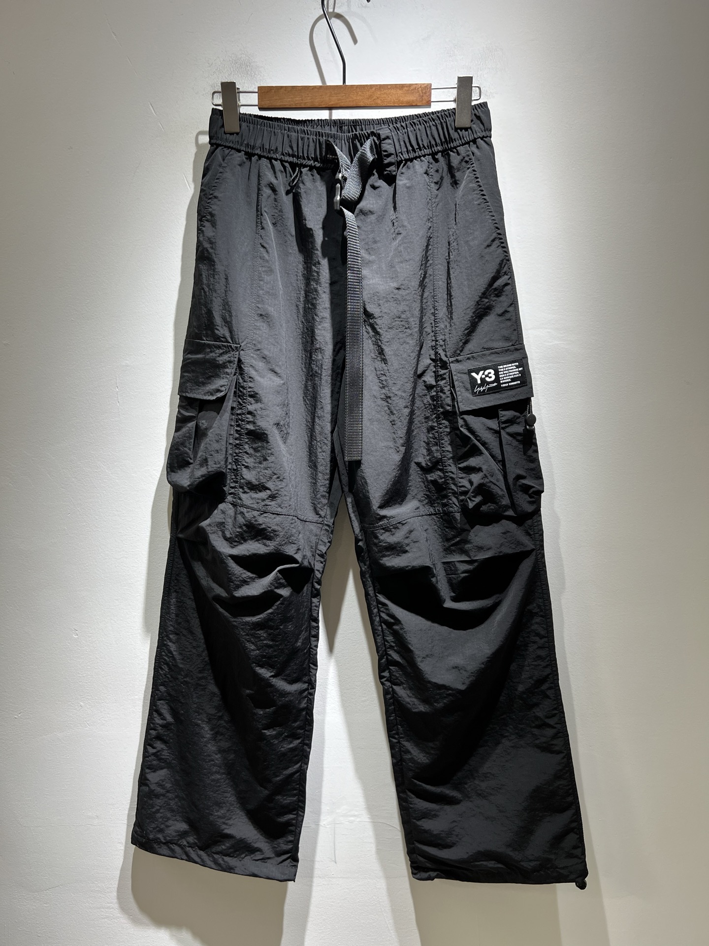 NO:510804,Y- 3 Yamamoto *Yaoji 2025 autumn and winter new casual pants, trouser leg letter logo pattern patch design!  Custom made old wash cotton fabric!  The upper body feels very comfortable. You must have it on the street, and the counter is synchronized. Fashionable men's fashionable Y-3 letter logo patch design!  Trading company channel, very suitable for wearing in the current season, with a fashionable and stylish upper body and full of energy!  The fabric feels delicate and silky, and the texture brings you the ultimate wearing experience, without any weight bearing, and it is also extremely breathable and quick-drying. The luxurious and durable color matching is full of the atmosphere of a big brand, the visual effect is unparalleled, the color fastness is impeccable, and the unique words bring more eye-catching fashion charm to the outfit!  The precise three-dimensional style is cut, and the upper body is super fashionable and stylish, creating a different street sports style!  Size M-2XL, alexander wang19860909Y- 3山本*耀司 2025秋冬新品休闲裤,裤腿字母logo图案贴布设计！定制做旧洗水棉面料！上身舒适感非常好.炸街必须要拥有它,专柜同步.潮男时尚Y-3字母logo贴布设计！贸易公司渠道,非常适合当下季节穿着,上身时尚有型,精气神十足！面料手感细腻丝滑,质感给你带来极致的穿着体验,毫无负重感,同时也极具强大的透气速干性,奢华耐看的配色充满了大牌气息,视觉效果无与伦比,色牢度更是无懈可击,独特的字样更是为套服饰带来了更为养眼的时尚魅力值！精准立体的版型裁剪,上身超级时髦有型,打造出不一样的街头运动范儿！尺码M-2XL,,alexander wang,Men's clothing