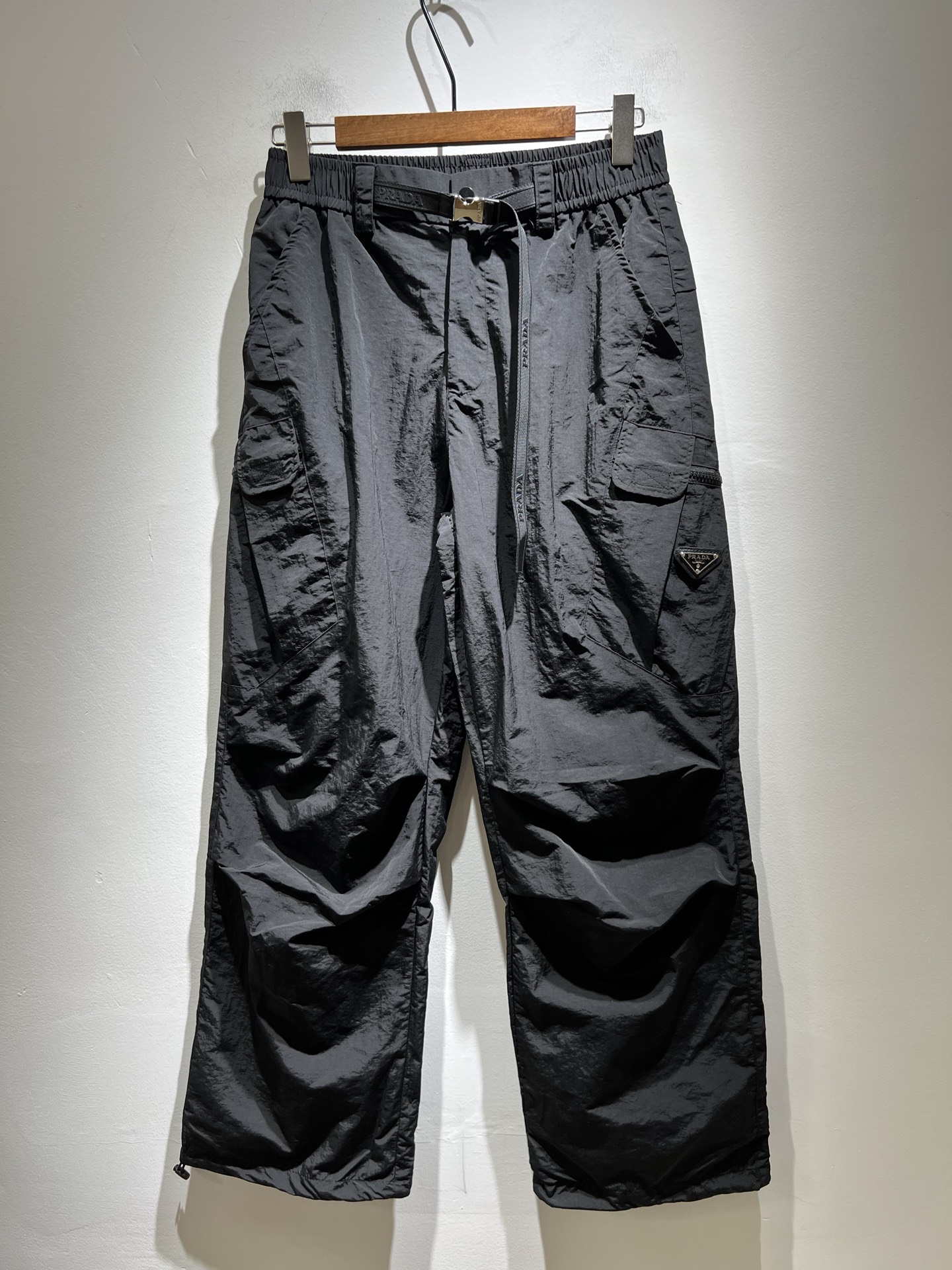 NO:510806,PRA*DA Pu*da 2025 autumn and winter new men's casual casual pants, a high-end quality choice... A versatile pants that combine casual pants is also an indispensable matching tool in men's wardrobe. It is a classic style with practical wear!  The design style of the whole casual pants is simple and fashionable, which is very consistent with the low-luxury style setting, has excellent skin-friendly value, is easy to wear, and is full of detail!  Classic logo logo pattern badge design!  This trousers are made of high-quality polyester fiber fabric. The fabric is comfortable, soft and delicate, and has a good vertical feeling. It looks very textured and has a high-end charm. The first-class and exquisite style cutting, the line is delicate, smooth and neat, and the casual and casual pants look good no matter how you match it. If you like it, buy it now. Good products are not waiting for anyone!  Size M-2XL, prada, alexander wang19860909PRA*DA普*达 2025秋冬新款男士休闲休闲裤,高端品质之选……一款休闲裤兼备的百搭裤装,也是男士衣橱里不可缺少的搭配神器,属于实穿型的经典款式！整条休闲裤的设计风格简洁时尚,非常符合低奢的风格设定,亲肤值优越,穿着方便,细节感十足！经典标识logo图案徽章设计！此款裤装采用优质聚酯纤维面料打造而成,面料舒服,手感柔软细腻,有着很好的垂直感,看上去非常有质感,细品高级韵味十足.一流精湛的版型裁剪,走线细致平顺工整,休闲随意怎么搭配都好看的裤装,喜欢的赶紧入手吧,好货可不等人！尺码M-2XL,,prada,alexander wang,Men's clothing