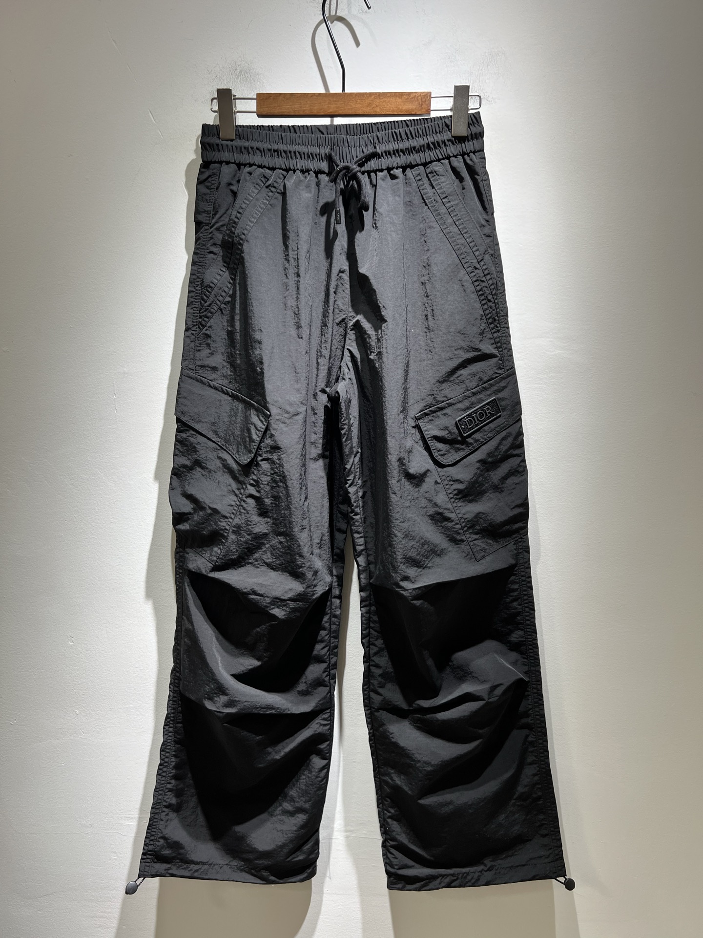 NO:510802,Dio*Di*Ao 2025 spring and summer new styles for men and women, casual drawstring webbing casual pants, same styles for men and women!  Pants legs logo pattern glue press design!  Fashionable sports casual pants!  The fabric is made of imported materials!  Made of exclusive fabrics, the fabric feels solid, thick, soft and soft. It is very skin-friendly and comfortable to wear with close body, and it is also extremely breathable and hygroscopic. It is a brand logo product!  Integrate the avant-garde street atmosphere into this item, exuding a sense of vitality and youthful fashion!  Casual trouser style cuts, easy to control for both men and women!  Recommended treasures that are hard to come by, don’t miss them if you like them!  Size M-2XL, dior,alexander wang19860909Dio*迪*奥 2025春夏新款男女同款休闲抽绳织带休闲裤,男女同款！裤腿logo图案压胶设计！时尚运动休闲裤！面料采用进口材质！专属面料制作而成,面料手感瓷实温厚软糯,贴身穿着非常的亲肤舒适,并且透气性与吸湿性也极为优越,满满品牌标志产品！将前卫的街头气息融入进这款单品之中,散发着满满的活力与青春时尚感！休闲的裤装版型裁剪,无论男女皆可轻松驾驭！可遇不可求的宝藏好物推荐,喜欢的千万不要错过！尺码M-2XL,,dior,alexander wang,Men's clothing