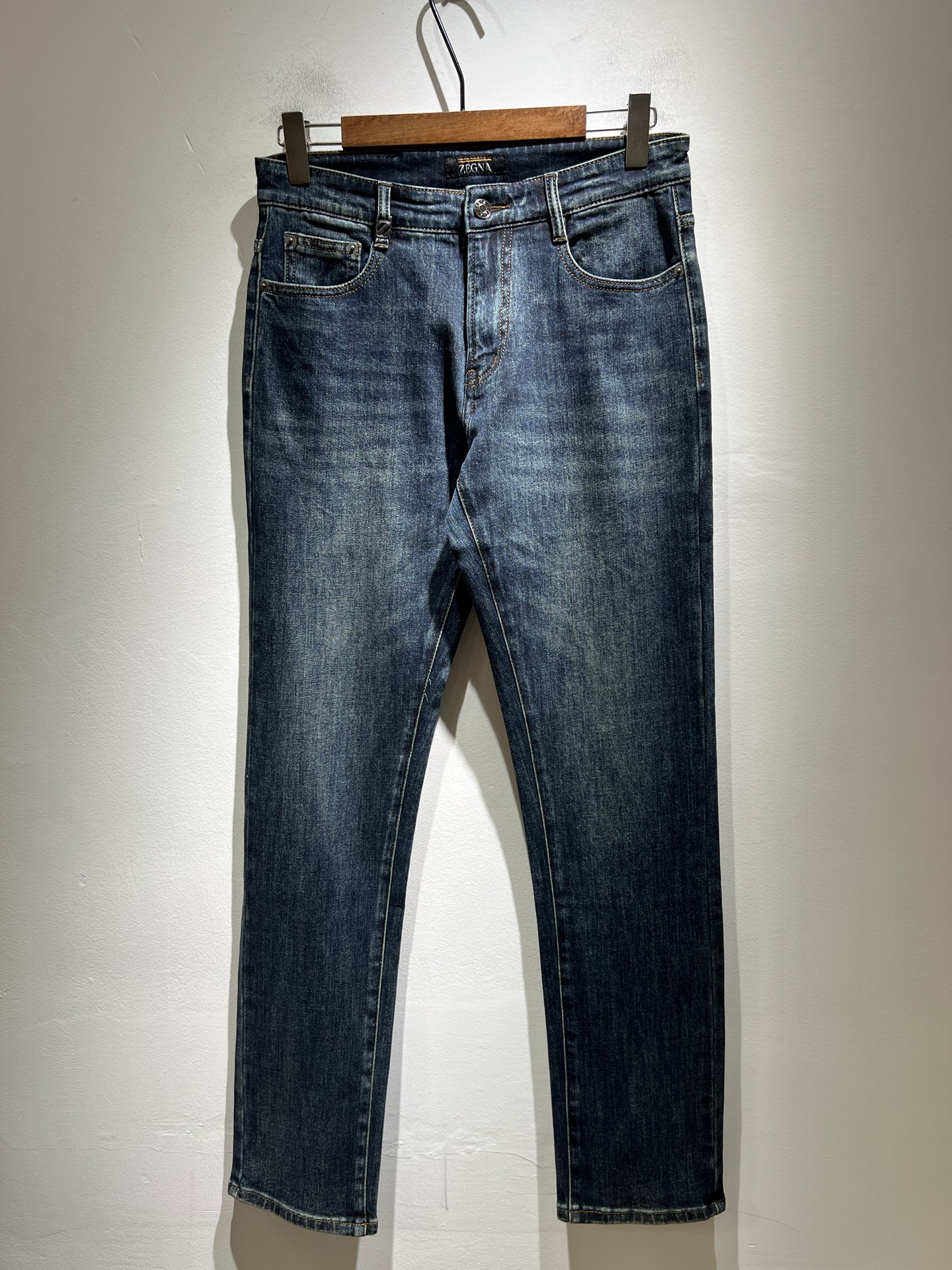 NO:510798,Zegna's new spring and summer 2025 new men's casual jeans, the finale of the channel has appeared!  !  Sold simultaneously at the counter!  It is no exaggeration to say that this trouser is made from the original OEM channel, not a bragging original OEM, but is a product from the domestic ready-to-wear OEM factory officially authorized by Jenia!  Therefore, the ratio of quantity and size is extremely short, so you can earn it if you grab it!  The best pants are officially unveiled!  !  !  !  !  !  Zegna's things have always been one of the only essential outfits for successful business people!  Not everyone can easily surpass the brand's high-end style and its own strong aura. No matter which season the style is, it is a standard temperament!  However, the fabric style is between business and casual and daily wear, and the waist design logo waist brand decoration!  Only Jenya, who can design a pair of trousers so well-suited to the public, is the only one who focuses on men's clothing, business and casualness!  Whether you wear this style in a casual occasion or in a business occasion, you must wear it well and be able to wear it to your own taste!  Pants that give yourself unlimited points!  Size 29-40, zegna, jeans, alexander wang19860909Zegna 杰尼亚 2025春夏新款男士休闲牛仔裤,压轴的渠道货出现了！！柜台同步销售！ 毫不夸张的说,此款裤装是原厂代工渠道的货,并不是吹牛的原厂代工,完全是由杰尼亚官方授权的国内成衣代工厂出来的产品！所以数量跟尺码配比都极度紧缺,抢到就是赚到！最好的裤装正式揭幕！！！！！！Zegna的东西,从来都是成功商务人士的专属必备行头之一！品牌高级的格调以及自带强大的气场并不是所有人都能轻易凌驾的.无论哪季的款式都是都是气质标配！但是面料版型又介乎于商务休闲跟日常穿着之间,腰身设计logo腰牌修饰！能将一款裤装设计到如此贴合大众穿着,也就只有专注于男装商务休闲的杰尼亚了！不论您是休闲场合穿搭,或者商务场合此款都能搭配的恰到好处要穿,就必须穿好的,能穿出属于自己品味的！给自己无限加分的裤子！尺码29-40,,zegna,jeans,alexander wang,Men's clothing