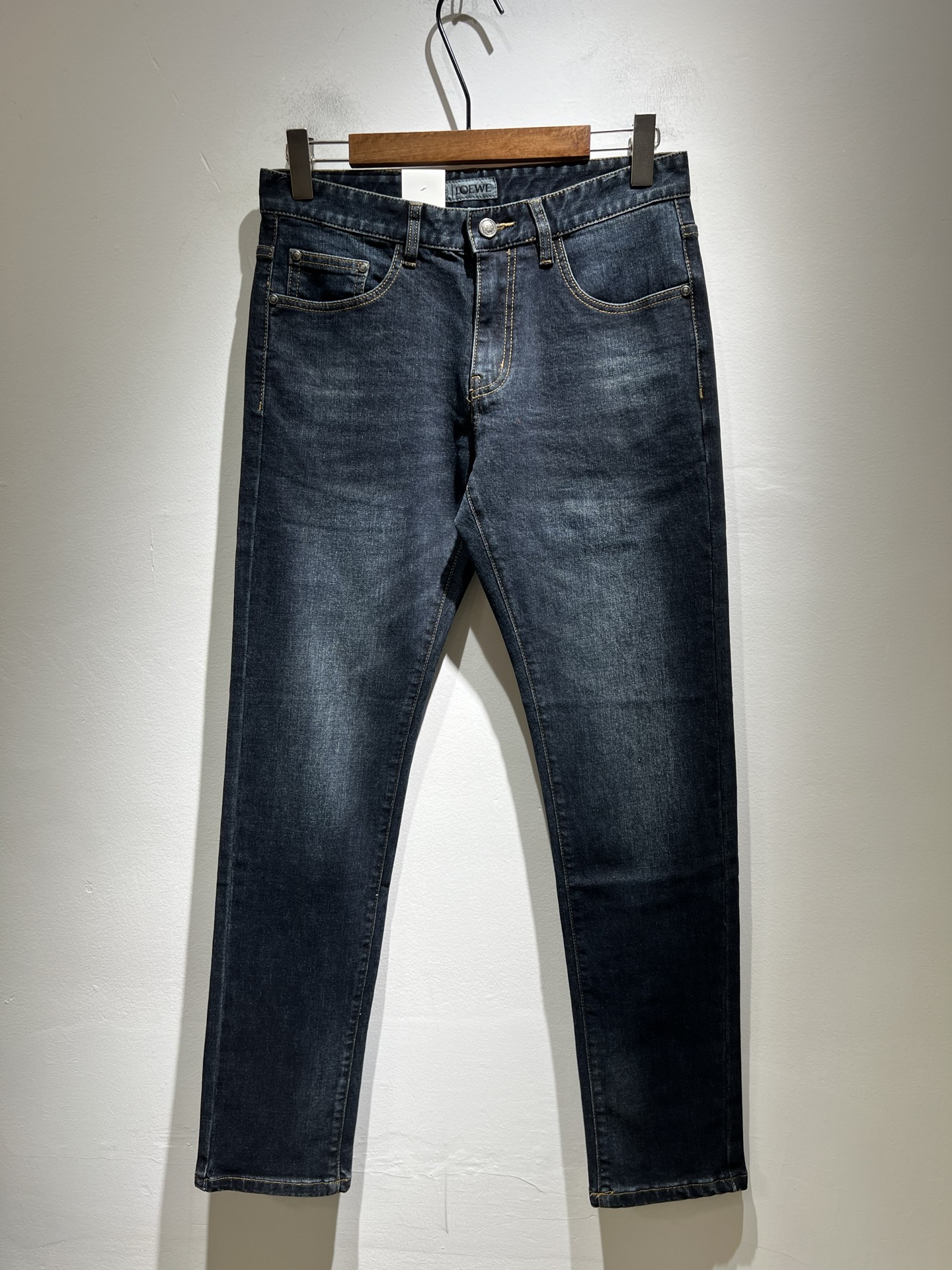 NO:510800,LO*WE/Luo*We 2025 spring and summer new men's fashion high-end casual pants, Hong Kong foreign business channel products, original Japanese products, pure blood quality, perfectly continues the essence and genes of LOE*'s home. From the main fabric to the detailed craftsmanship, all show the ingenuity of quality, use multiple brand elements to interpret, and choose precious cowhide material to build a logo waist brand leather design!  Identity manifestation that belongs to the soul!  Customer-supplied high-end imported pure cotton fabrics, very high-end and fashionable detailed craftsmanship, red ear cloth is completed by a specific antique loom. This element represents the identity and rank of jeans, which is very worthy of careful appreciation!  In terms of matching, it is invincible and explains the versatility in place, with ingenious details and exquisite accessories. The auxiliary materials are all provided by foreign merchants. They are tailored and slim, and the upper body is lifted with an excellent effect. They are a styling item that is hard to come by!  Size 30 -40, loewe, jeans, cowhide, alexander wang19860909LO*WE/罗*威2025春夏新品男士时装款高端休闲裤,香港洋行渠道货,日本原厂出品,纯血统品质,完美延续了LOE*家的精髓与基因,从主体面料到细节工艺,无不彰显出品质的匠心所在,运用多个品牌元素标识来诠释,选取矜贵的牛皮材质构建logo腰牌皮革设计！属于灵魂式的身份彰显！客供高级进口的纯棉面料,非常高级且时髦的细节工艺,赤耳布是由特定古董织布机完成,此元素代表着牛仔裤的身份及段位,非常值得细品悦人！在搭配上所向无敌,把百搭阐释到位,细节匠心考究,辅料皆为外商客供,剪裁合体修身,上身提臀效果绝佳,可遇而不可求的造型单品！尺码30 -40,,loewe,jeans,cowhide,alexander wang,Men's clothing