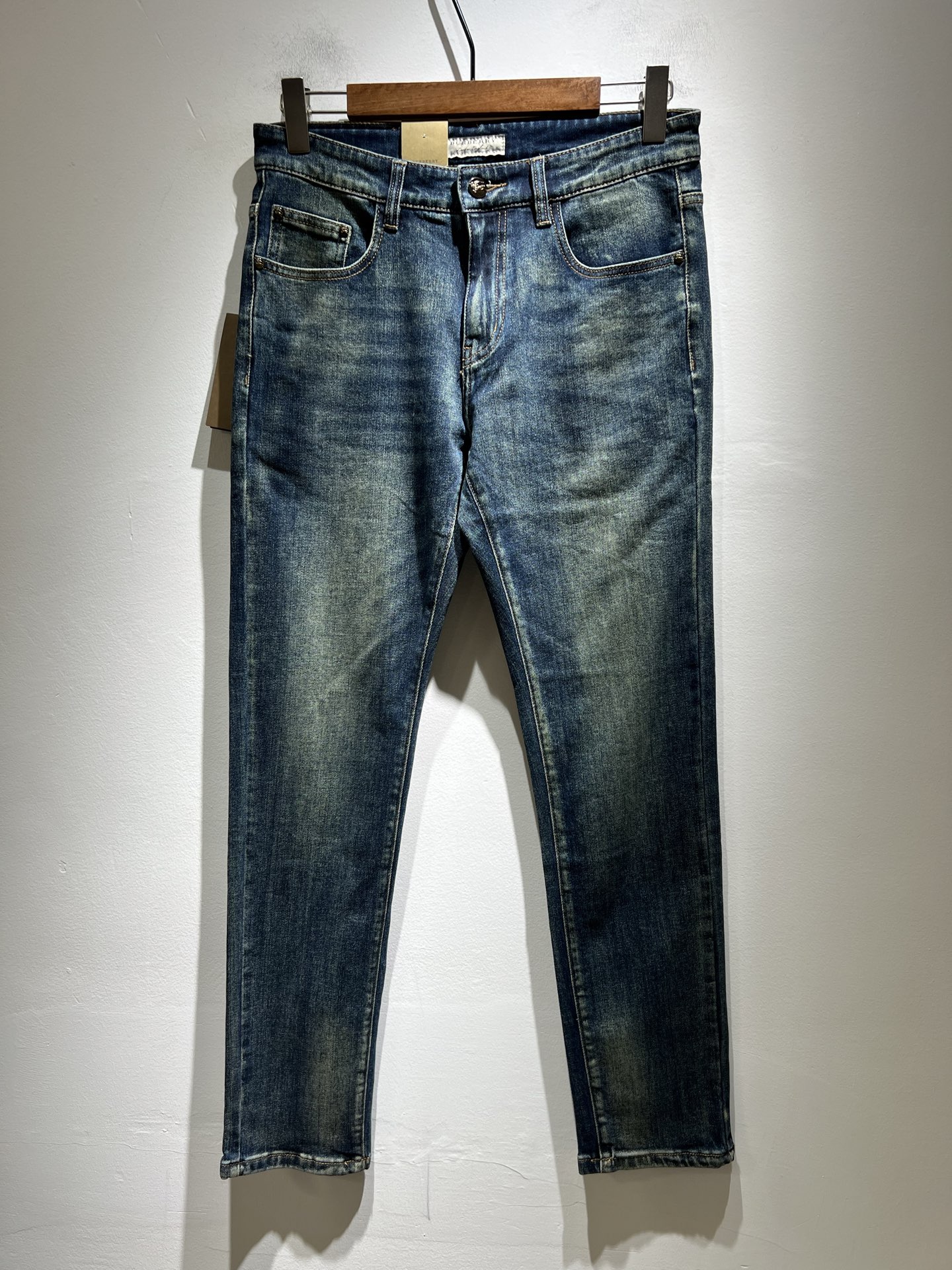 NO:510796,BURBER*Y Ba*li Spring and Summer 2025 New high-end casual and versatile jeans for men!  For BUR fans, such a grand classic design is enough to plant grass at a glance. It is the most handsome series among all BUR jeans this year. I only need to take a look and know that this will definitely be a hit product that has caused a sensation, and it is popular on the Internet. The classic slim three-dimensional tailoring style is equipped with the latest logo pattern waist brand craft design!  Very representative waist brand modification!  It simply and easily demonstrates the charm of the brand, and naturally presents specifications, grades, fashion and trendy effects. It matches the performance to easily create a high-end and high-end effect!  The top imported Japanese washing cowboy is made of cotton, and it is comfortable and breathable, and has a natural drape, which is suitable for all year round outfits!  !  This jeans are made of three-dimensional cut and straight-fitting style. The magic and practical wearability of the single match are understandable. Whether you are wearing daily clothes or appearing on the high street, it is the best choice. It is super charming!  It also demonstrates the authentic BUR original flavor, and it also perfectly shows its specifications and rank!  Obviously, this is a big and powerful product that you must collect. Whether you are a fan of BUR or not, you must collect this product and highly recommend it!  Size 29-40, Burberry, jeans, alexander wang19860909BURBER*Y巴*莉 2025春夏 新品男士高端休闲百搭牛仔裤！对于BUR粉丝来说,这样大气的经典设计足矣一眼种草,是今年BUR所有牛仔裤当中最帅的一个系列,我只需要看一眼就知道,这绝对会是一个引起轰动的爆款,而且全网风靡,经典的修身立体剪裁版型打造,配置了最新的logo图案腰牌工艺设计！极具代表性腰牌修饰！简单轻松的彰显出品牌魅力所在,自然而然的呈现规格,档次,时髦以及新潮效果,搭配性能满分,轻松穿出高级感与高端效果！顶级的进口日本洗水牛仔棉质打造,并舒适透气感满分,且垂感自然,适合一年四季的穿搭所需！！此款牛仔裤采用了立体裁剪小直筒版型打造,其单配魔力与实穿性是无可厚非的,不管你是日常穿搭还是高街出镜都是不二之选,超具魅力！更是彰显了地地道道的的BUR原味,同时也是完美的展现了其规格和段位所在！很显然,这是一款绝对要收的重磅好货,不管你是不是BUR的粉丝,此款你都必须要收,极力推荐的好货！尺码29-40,,burberry,jeans,alexander wang,Men's clothing