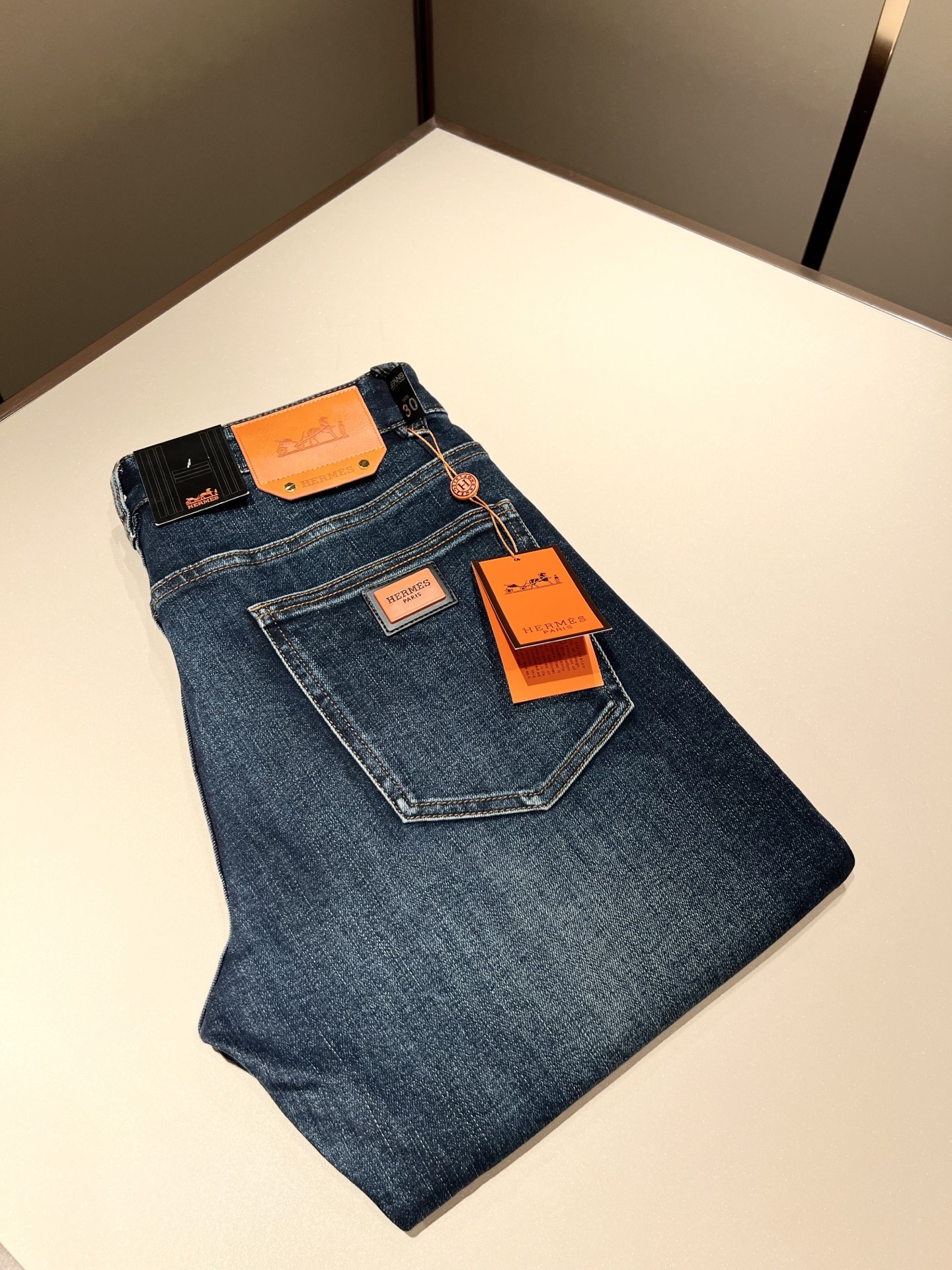 NO:510769,HERM*S AES 2025 Spring and Summer Men's High-end Tanning Washed Small Straight Jeans Overseas Trading Company Channel Order!  Men's slim straight jeans!  Shanghai Henglong store is on sale!  It is high-end, simple, and has exquisite craftsmanship and materials. It is very rigorous and demanding in pursuit of quality. It uses every detail to prove its brand image!  The typical essence of H's home, with a very representative logo design!  The brand image of H's home is perfectly explained, and the signature leather brand is also quite amazing. It has built a brand LOGO, and the fabric has been perfectly transformed and sublimated. It has a heavy environmentally friendly plant enzyme washing process. The texture has a unique retro style and is quite outstanding. It is recognized as a universal and versatile color number and can withstand the test of any season.  Well-tailed, clean, refreshing and neat!  Size 29-40, hermes, jeans, alexander wang19860909HERM*S爱*仕 2025春夏男士高端丹宁水洗小直筒牛仔裤 海外贸易公司渠道订单 ！男士修身直筒牛仔裤！上海恒隆店在售！高级、简约,工艺和用料方面都颇为考究,对于品质的追求非常严谨和苛刻,用每一个细节来力证自身品牌形象！H家的典型精髓,极具代表性标志logo腰牌设计！将H家的品牌形象完美阐释出来,招牌式的皮牌亦颇为惊艳,构建出品牌LOGO,面料得到完美蜕变和升华,重磅环保植物酵素水洗工艺,肌理有着独特的复古风格,相当出彩,公认的万能百搭色号,经得住任何季节的考验配色！剪裁精良,干净清爽且利落！尺码29-40,,hermes,jeans,alexander wang,Men's clothing