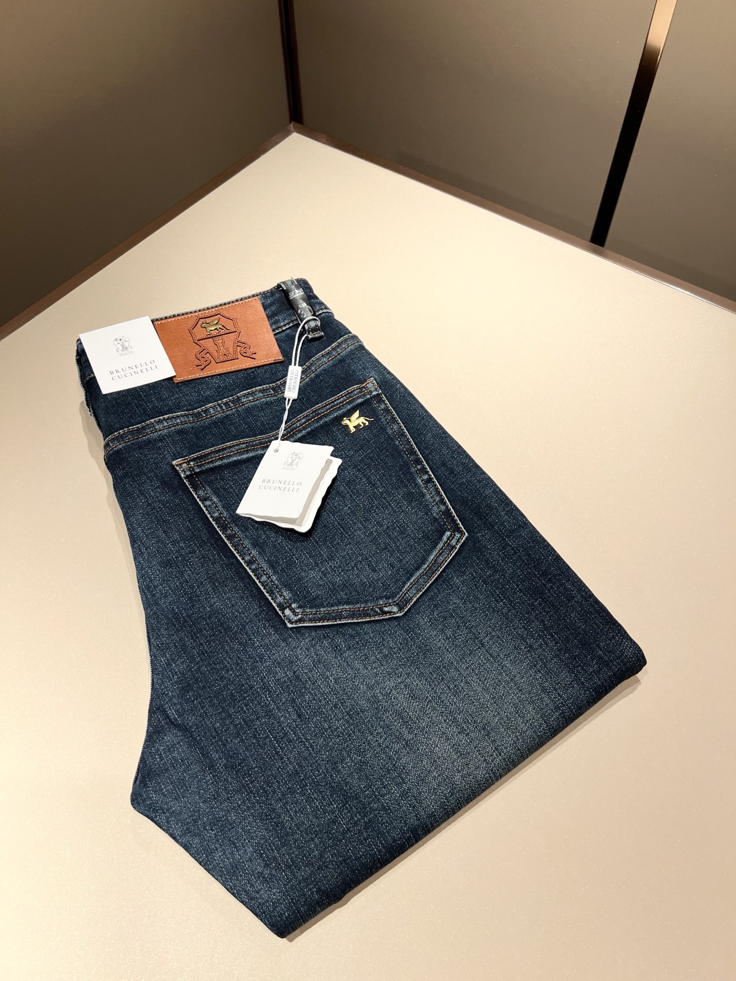 NO:512197,BC-Brunello Cucineli 2025 spring and summer new men's fashion high-end casual jeans, Hong Kong foreign business channel goods, original Japanese production, pure blood quality, perfectly continues the essence and genes of LOE*'s home. From the main fabric to the detailed craftsmanship, all show the ingenuity of quality, use multiple brand elements to interpret, and choose the precious cowhide material to build a logo waist brand design!  Identity manifestation that belongs to the soul!  Customer-supplied high-end imported pure cotton fabrics, very high-end and fashionable detailed craftsmanship, red ear cloth is completed by a specific antique loom. This element represents the identity and rank of jeans, which is very worthy of careful appreciation!  In terms of matching, it is invincible and explains the versatility in place, with ingenious details and exquisite accessories. The auxiliary materials are all provided by foreign merchants. They are tailored and slim, and the upper body is lifted with an excellent effect. They are a styling item that is hard to come by!  Size 29-40, brunello cucinelli,loewe,jeans,cowhide,alexander wang19860909BC-Brunello Cucineli 2025春夏新品男士时装款高端休闲牛仔裤,香港洋行渠道货,日本原厂出品,纯血统品质,完美延续了LOE*家的精髓与基因,从主体面料到细节工艺,无不彰显出品质的匠心所在,运用多个品牌元素标识来诠释,选取矜贵的牛皮材质构建logo腰牌设计！属于灵魂式的身份彰显！客供高级进口的纯棉面料,非常高级且时髦的细节工艺,赤耳布是由特定古董织布机完成,此元素代表着牛仔裤的身份及段位,非常值得细品悦人！在搭配上所向无敌,把百搭阐释到位,细节匠心考究,辅料皆为外商客供,剪裁合体修身,上身提臀效果绝佳,可遇而不可求的造型单品！尺码29-40,,brunello cucinelli,loewe,jeans,cowhide,alexander wang,Men's clothing