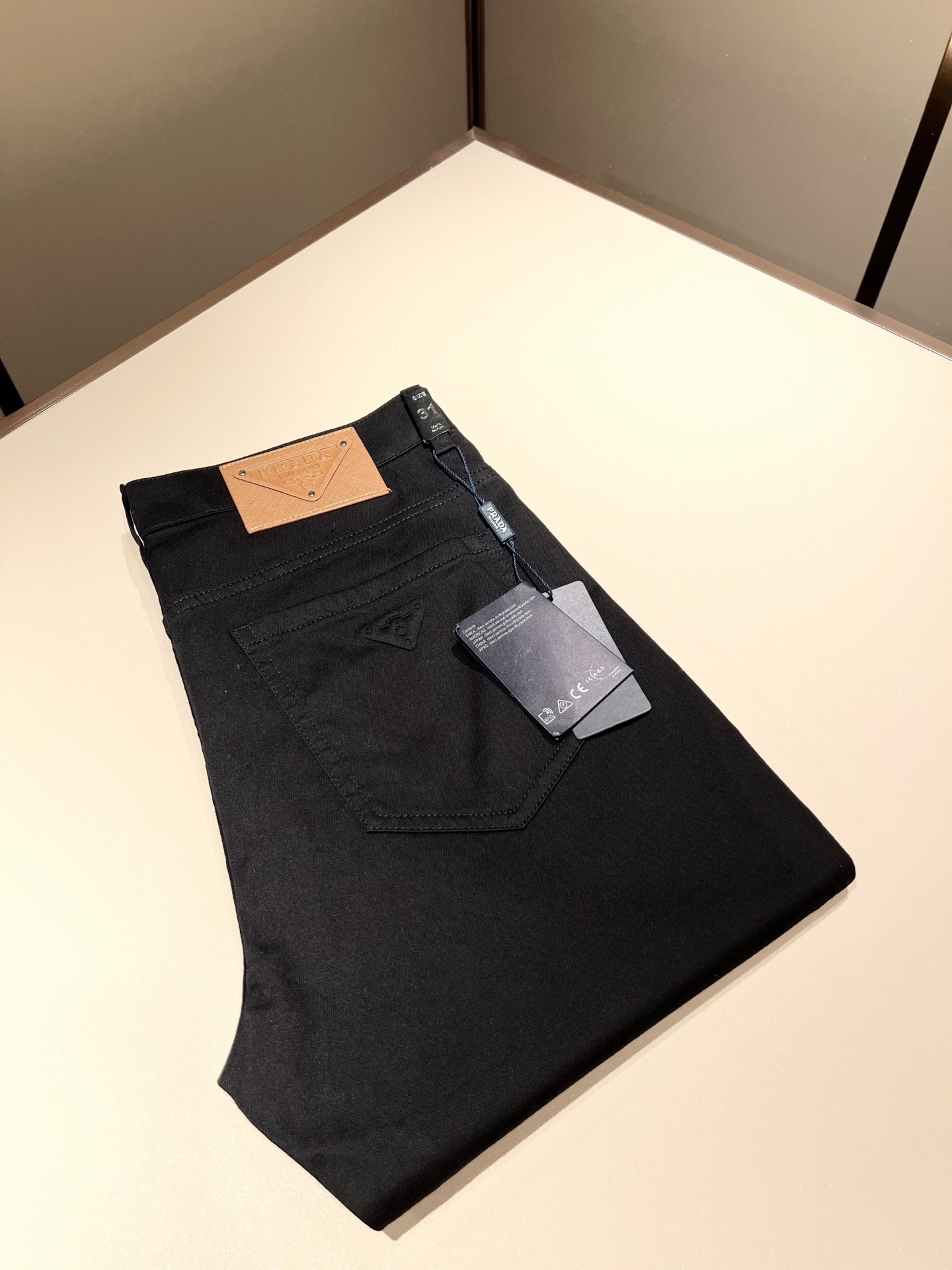 NO:510771,PRA*DA Prada 2025 Spring and Summer New Products are on sale!  Denim is high-end, versatile and pragmatic, and not sensational!  Limited editions in Hong Kong, Macao and Taiwan!  !  Three-dimensional cut cotton material!  The Taiwan foreign trade company undertakes the exquisite and delicate materials, which seems to be Prada's patented high-quality custom-made original hardware logo design!  Not only in the material, color and style, the life philosophy behind the design just fits the dual mentality of modern people's pursuit of personal practicality and fashion aesthetics, and achieves a perfect balance between function and aesthetics. It is not only the display of fashion trends, but also the ultimate of modern aesthetics. P's vision does not limit the indispensable components of the core value of fashion brands, another alternative to mature styles and sizes 29-40, prada, prada, alexander wang19860909PRA*DA 普拉达 2025春夏新品发售！牛仔高级百搭实用主义不哗众取宠！港澳台地区限定款！！立体裁剪纯棉材质！台湾外贸公司承接、材质精致细腻似乎是普拉达专利品质上乘 定制原版五金logo设计！不仅在材料、颜色与款式工夫,设计背后的生活哲学正巧契合现代人追求切身实用与流行美观的双重心态,在机能与美学之间取得完美平衡,不但是时尚潮流的展现,更是现代美学的极致.P的视野并没有局限时尚品牌核心价值中不可或缺的组成部分、的另一种选择替代风格成熟、尺码29-40,,prada,prada,alexander wang,Men's clothing