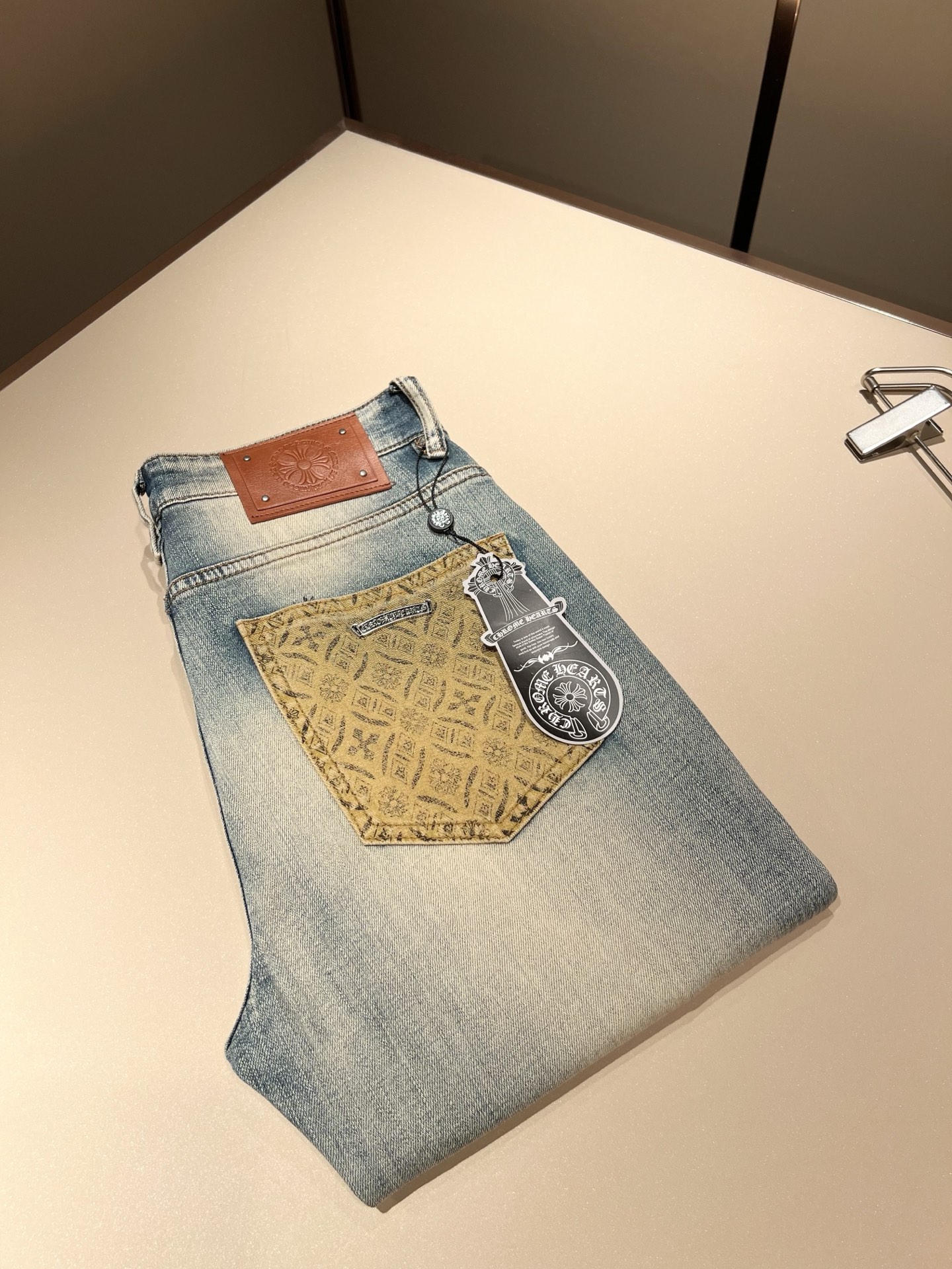 NO:510786,Chrome hear*s Ke*xin 2025 spring and summer new style jeans!  Classic silver jewelry accessories series!  The same style of men and women, a casual pants that you recognize from the bottom of your heart, and over time, it makes you more rare. The trendy high street king is the trendy brand Chrome hear*s Ke*xin. To be honest, wearing Croxin is very fashionable. If you match denim together, it will be fashionable and there is nothing to say about the streets. Made of custom-made original cotton material, the fabric feels great. This kind of comfort feels really not picky on the body. The casual and chic taste is particularly good, which enhances the sense of fashion and appearance. And such pants are particularly easy to match with various types of shoes. Where is the recognition? Leather logo matching design!  Customized by heavy industry!  Strong, not easy to wear, and the details are very well-equipped. Size 29-40, Chrome hearts, Chrome hearts, jeans, alexander wang19860909Chrome hear*s克*心 2025春夏新款牛仔裤！经典银饰辅料系列！男女同款一款让你从心底认可的休闲裤,并且经过时间的推移而让你更加珍稀,潮流的高街之王,那就是潮牌chrome hear*s克*心,穿克罗心的实话讲很潮了,如果连牛仔也一起搭配,那就是潮爆了,潮爆街头没话说.定制原版纯棉材质制成,面料手感一绝,这种舒适感穿在身上,上身真心不挑人,休闲潇洒的味道特别足,提升时尚感和颜值,并且这样的裤型特别好搭配各种类型的鞋子.辨识度就在哪里,皮革logo搭配设计！重工定制！韧性足,不易磨损,细节工艺非常到位.尺码29-40,,chrome hearts,chrome hearts,jeans,alexander wang,Men's clothing