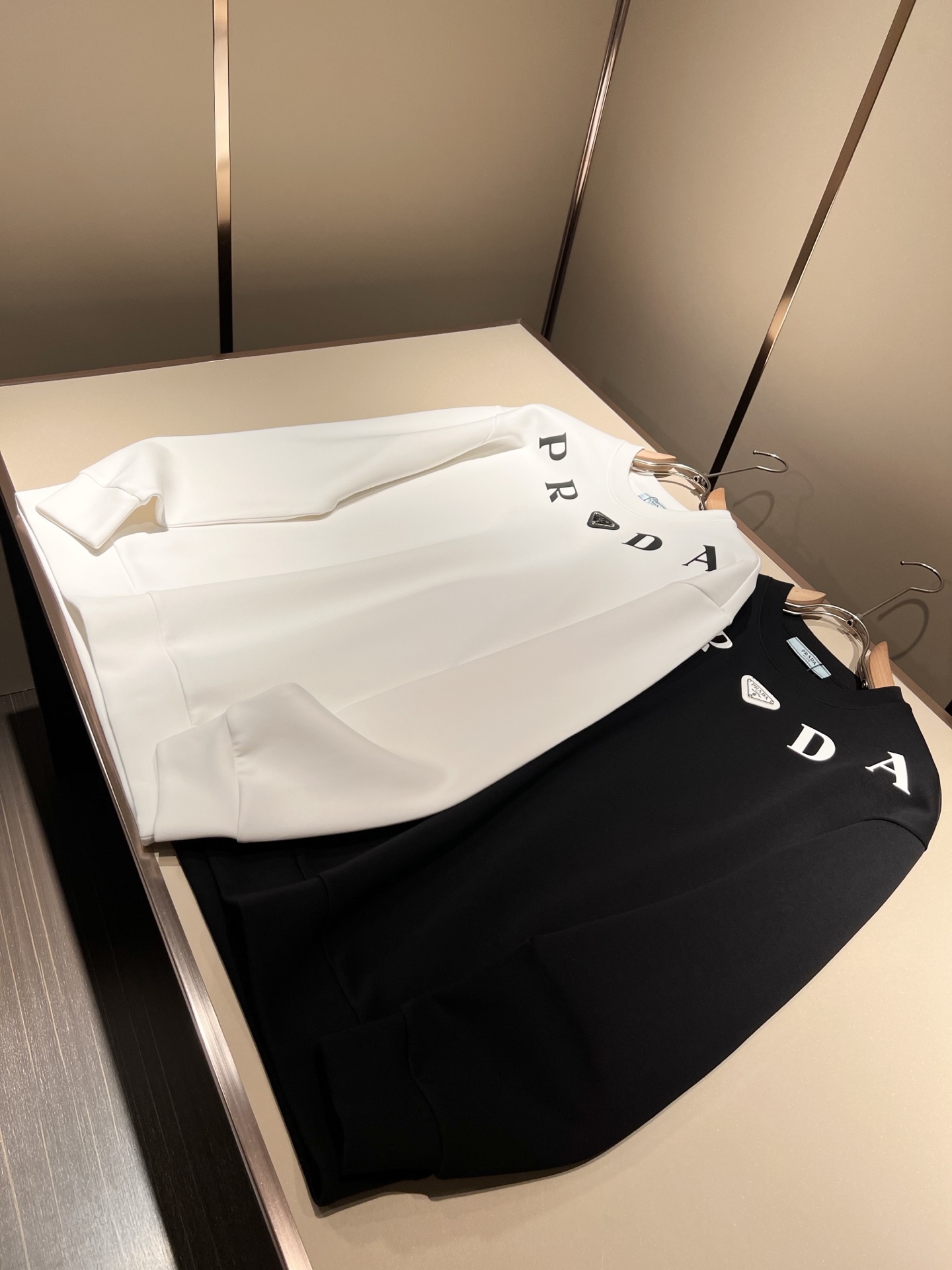 NO:523236,PRAD*A Pu*da 2025 autumn and winter new men and women's same long-sleeved sweatshirt, the latest model is exclusively available on the entire network!  !  ~ It is classic and fashionable and versatile, who doesn’t like it? It will show the classic again. It is very pleasing to the eye and comes with a low luxury halo and recognition!  Pr*da's traditional brand concept and modern advanced technology are perfectly combined. Coupled with the extremely modern and simple design, P's exclusive three-dimensional logo pattern glue pressing design!  Customized 100% imported pure cotton fabric!  The texture of this model is quite touching, the specifications and grades are known with tentacles. The degree of delicateness and breathability are top-notch!  Size S-XL, prada, hoodie, sweatshirts, alexander wang19860909PRAD*A普*达2025秋冬新款男女同款长袖卫衣,最新款全网独家首上！！~既经典有时尚百搭,谁不爱啊,将经典再次展现,非常的耐看,自带低奢光环与辨识度！Pr*da传统的品牌理念和现代化的先进技术进行了完美结合.加上极其现代摩登风范的简约设计,p家专属立体logo图案压胶设计！定制百分百进口纯棉的面料！此款的质感相当感人 触手便知规格档次 细腻程度与透气效果堪称顶级！尺码S-XL,,prada,hoodie,sweatshirts,alexander wang,Men's clothing