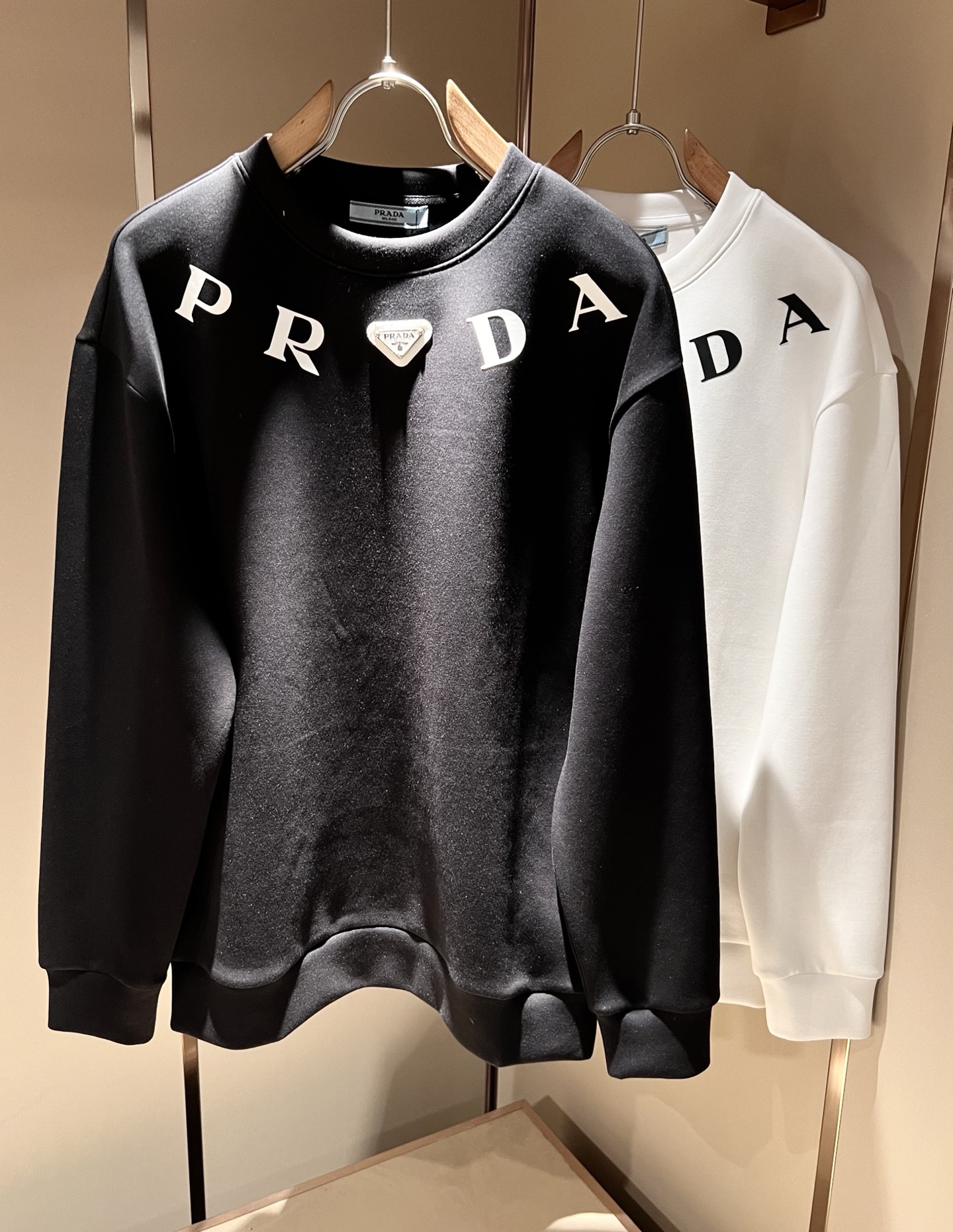 NO:510783,PRAD*A Pu*da 2025 autumn and winter new men and women's same long-sleeved sweatshirt, the latest model is exclusively available on the entire network!  !  ~ It is classic and fashionable and versatile, who doesn’t like it? It will show the classic again. It is very pleasing to the eye and comes with a low luxury halo and recognition!  Pr*da's traditional brand concept and modern advanced technology are perfectly combined. Coupled with the extremely modern and simple design, P's exclusive three-dimensional logo pattern glue pressing design!  Customized 100% imported pure cotton fabric!  The texture of this model is quite touching, the specifications and grades are known with tentacles. The degree of delicateness and breathability are top-notch!  Size S-XL, prada, hoodie, sweatshirts, alexander wang19860909PRAD*A普*达2025秋冬新款男女同款长袖卫衣,最新款全网独家首上！！~既经典有时尚百搭,谁不爱啊,将经典再次展现,非常的耐看,自带低奢光环与辨识度！Pr*da传统的品牌理念和现代化的先进技术进行了完美结合.加上极其现代摩登风范的简约设计,p家专属立体logo图案压胶设计！定制百分百进口纯棉的面料！此款的质感相当感人 触手便知规格档次 细腻程度与透气效果堪称顶级！尺码S-XL,,prada,hoodie,sweatshirts,alexander wang,Men's clothing