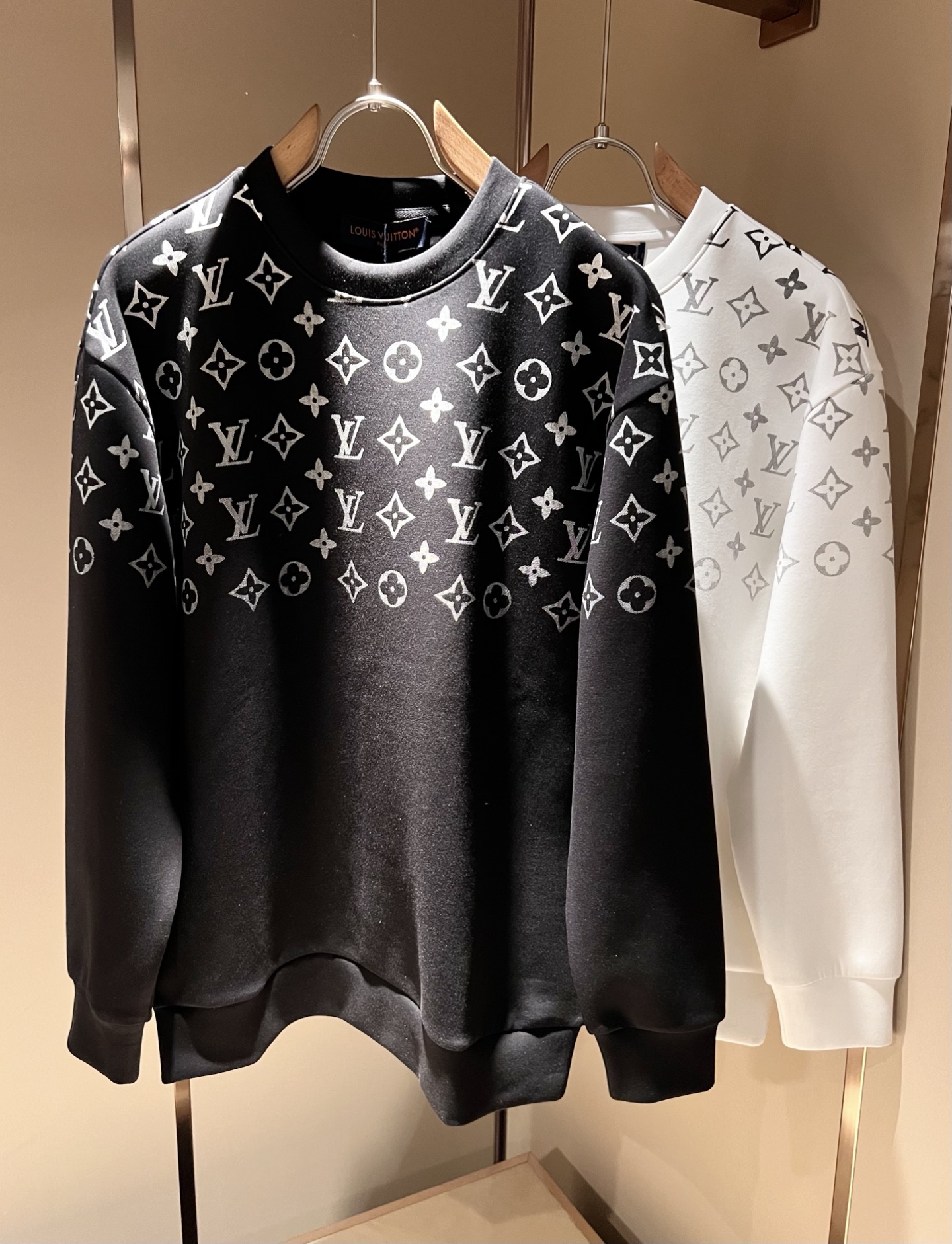 NO:510788,LouisVuitt*Louis*Deng The new series of autumn and winter products in 2025 are launched, a very fashionable and avant-garde long-sleeved sweatshirt for men and women, with logo logo print pattern design on the chest!  Different from the past, it declares the design concept that has been passed down for many years in the brand!  Its eye-catchingness is no less than any classic style, perfectly presenting the fashionable, high-end and luxurious feeling in front of the world!  Made of imported cotton materials, selected high-quality pure cotton fabrics, soft and soft to the touch, the real thing is definitely beyond your imagination, and it has been used to the extreme!  Size S-XL, louis vuitton,louis vuitton,hoodie,sweatshirts,alexander wang19860909LouisVuitt*路易*登 2025秋冬全新系列单品上线,非常时髦前卫的一款男女同款长袖卫衣,胸前标识logo印花图案设计！区别于以往的不同,宣示品牌传承多年的设计理念！其吸睛度完全不亚于任何经典款式,将时髦高级感与奢华感完美呈现在世人眼前！客供进口全棉材质制成,精选优质纯棉面料,触感软糯亲肤细腻,实物到手绝对超乎你的想象,发挥到了极致！尺码S-XL,,louis vuitton,louis vuitton,hoodie,sweatshirts,alexander wang,Men's clothing