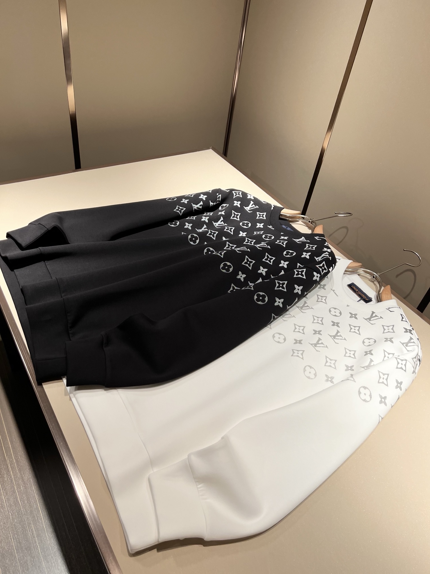 NO:523233,LouisVuitt*Louis*Deng The new series of autumn and winter products in 2025 are launched, a very fashionable and avant-garde long-sleeved sweatshirt for men and women, with logo logo print pattern design on the chest!  Different from the past, it declares the design concept that has been passed down for many years in the brand!  Its eye-catchingness is no less than any classic style, perfectly presenting the fashionable, high-end and luxurious feeling in front of the world!  Made of imported cotton materials, selected high-quality pure cotton fabrics, soft and soft to the touch, the real thing is definitely beyond your imagination, and it has been used to the extreme!  Size S-XL, louis vuitton,louis vuitton,hoodie,sweatshirts,alexander wang19860909LouisVuitt*路易*登 2025秋冬全新系列单品上线,非常时髦前卫的一款男女同款长袖卫衣,胸前标识logo印花图案设计！区别于以往的不同,宣示品牌传承多年的设计理念！其吸睛度完全不亚于任何经典款式,将时髦高级感与奢华感完美呈现在世人眼前！客供进口全棉材质制成,精选优质纯棉面料,触感软糯亲肤细腻,实物到手绝对超乎你的想象,发挥到了极致！尺码S-XL,,louis vuitton,louis vuitton,hoodie,sweatshirts,alexander wang,Men's clothing