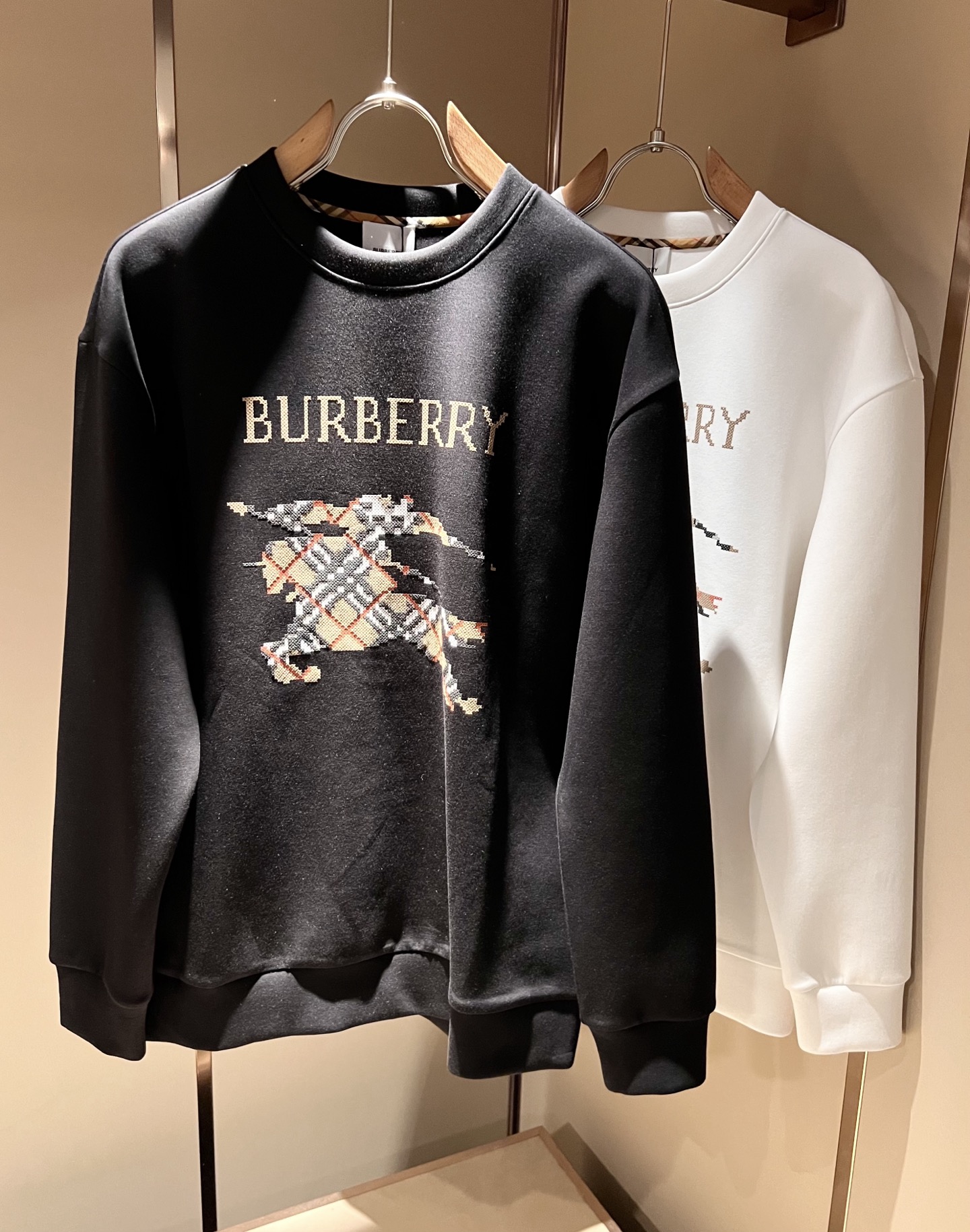 NO:510792,BURBER*Y Ba*li 2025 autumn and winter new style for men and women, basic casual and versatile cotton round neck sweatshirt, same style for men and women!  Trading companies have sparse channels and are released on the official website at the same time!  Logo printing design for clothes!  It has a refreshing and clean feeling!  This T-shirt is made of imported pure cotton. The materials used by B are still unscrupulous. It has a thin, soft and delicate feel, skin-friendly and breathable, giving you the most ultimate and comfortable wearing experience!  Perfectly blended with the fabric, without glue texture!  Basic regular style cutting, perfect for daily casual wear, so hurry up and buy it!  Size S-XL, Burberry, hoodie, sweatshirts, tees, t-shirt, alexander wang19860909BURBER*Y巴*莉 2025秋冬新款男女同款基础休闲百搭棉质圆领卫衣,男女同款卫衣！贸易公司渠道稀出,同步官网发售！衣身logo印花设计！带有一种清爽又干净的感觉！此款T恤衫甄选客供进口纯棉材质制作而成,B家的用料上依然是无法挑剔的,轻薄柔软细腻的手感,亲肤透气、给你最极致舒爽的穿着体验！与面料完美融合为一体,没有胶质感！基础常规的版型裁剪,日常休闲着穿的完美之选,还不赶紧入手！尺码S-XL,,burberry,hoodie,sweatshirts,tees，t-shirt,alexander wang,Men's clothing