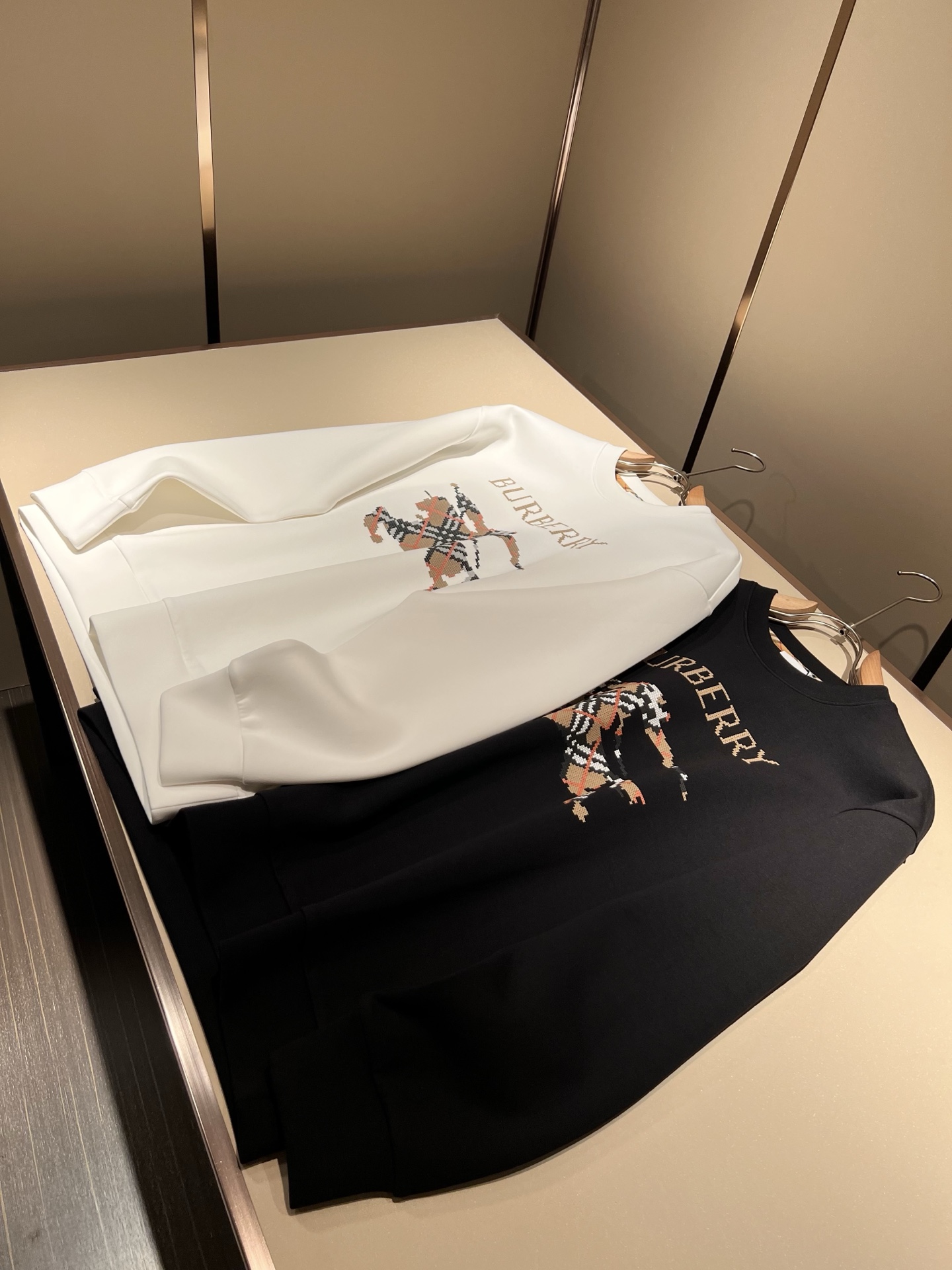 NO:523230,BURBER*Y Ba*li 2025 autumn and winter new style for men and women, basic casual and versatile cotton round neck sweatshirt, same style for men and women!  Trading companies have sparse channels and are released on the official website at the same time!  Logo printing design for clothes!  It has a refreshing and clean feeling!  This T-shirt is made of imported pure cotton. The materials used by B are still unscrupulous. It has a thin, soft and delicate feel, skin-friendly and breathable, giving you the most ultimate and comfortable wearing experience!  Perfectly blended with the fabric, without glue texture!  Basic regular style cutting, perfect for daily casual wear, so hurry up and buy it!  Size S-XL, Burberry, hoodie, sweatshirts, tees, t-shirt, alexander wang19860909BURBER*Y巴*莉 2025秋冬新款男女同款基础休闲百搭棉质圆领卫衣,男女同款卫衣！贸易公司渠道稀出,同步官网发售！衣身logo印花设计！带有一种清爽又干净的感觉！此款T恤衫甄选客供进口纯棉材质制作而成,B家的用料上依然是无法挑剔的,轻薄柔软细腻的手感,亲肤透气、给你最极致舒爽的穿着体验！与面料完美融合为一体,没有胶质感！基础常规的版型裁剪,日常休闲着穿的完美之选,还不赶紧入手！尺码S-XL,,burberry,hoodie,sweatshirts,tees，t-shirt,alexander wang,Men's clothing