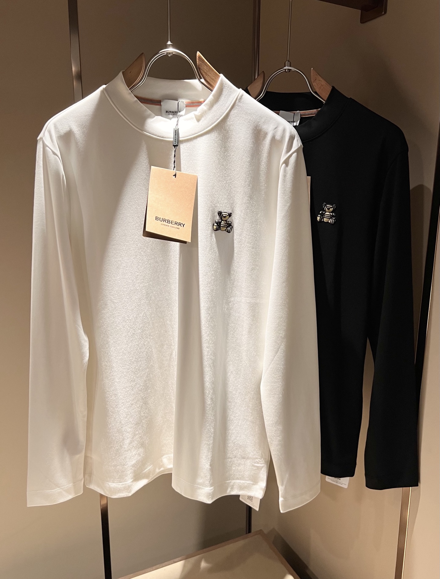 NO:510794,Bur*erry 2025 autumn and winter new men's base shirt, the latest brand design elements!  Neither monotonous nor complicated, it shows taste just right!  The logo pattern on the chest is designed with glue!  Comfortable, sweat-absorbing and breathable, custom-made original baby lint cotton fabric!  The unique sense of luxury presents a simple and elegant temperament!  Full three-dimensional! Standard cutting design!  Every detail is a synchronized with high-end fashion. Size: M-3XL, burberry, alexander wang19860909Bur*erry 巴*莉 2025秋冬新款男士打底衫,品牌最新设计元素！既不单调也不复杂,恰到好处的展现品味！衣身logo图案胸前压胶设计！舒适吸汗透气根本不在话下,定制原版婴儿绒棉面料！独具的高奢感呈现简约优雅气质！饱满立体!标准裁剪设计！每一处细节都是与高端时尚同步的体现.尺码:M-3XL,,burberry,alexander wang,Men's clothing