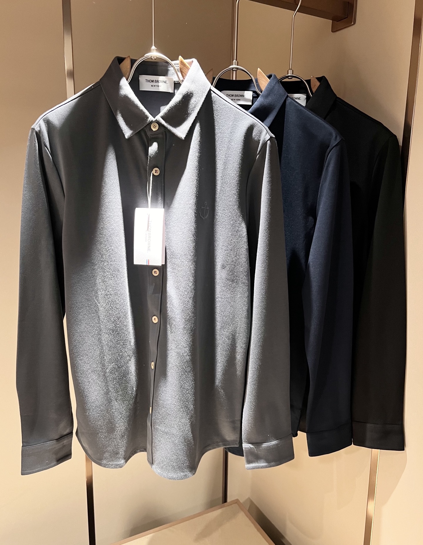 NO:510787,ThomBrow*e Tom*Long 2025 autumn and winter new shirt!  Th*m Br*wne long-sleeved shirt creates a unique style and meticulous detail. The new 'Habbi' cut design style is casual and casual. It lacks the formality but has more casual and casual beauty. High-quality poplin cotton fabric is made of dot knitted, light and flat. It is gentle and soft and delicate texture. It is comfortable and breathable and has no burden when worn close to the body. Wearing a logo webbing design!  The logo shows the value of the brand image. Contrast colors and ribbed knitted strips reflect unique temperament. Size M-3XL, shirts, alexander wang19860909ThomBrow*e汤姆*朗2025秋冬新款衬衣！Th*m Br*wne长袖衬衫,造就与众不同的造型气质,细节性无微不至.新式“哈比人”裁剪设计款式休闲随意.少了正式感却多了份随意休闲的美感.优质府绸棉面料,运用点状针织制作而成,轻薄平整.温婉柔软和细腻的质感.贴身穿着舒适透气无负担.编织logo织带设计！标识展示品牌形象的价值.撞色搭配罗纹针织彩条饰带体现独特气质.尺码M-3XL,,shirts,alexander wang,Men's clothing