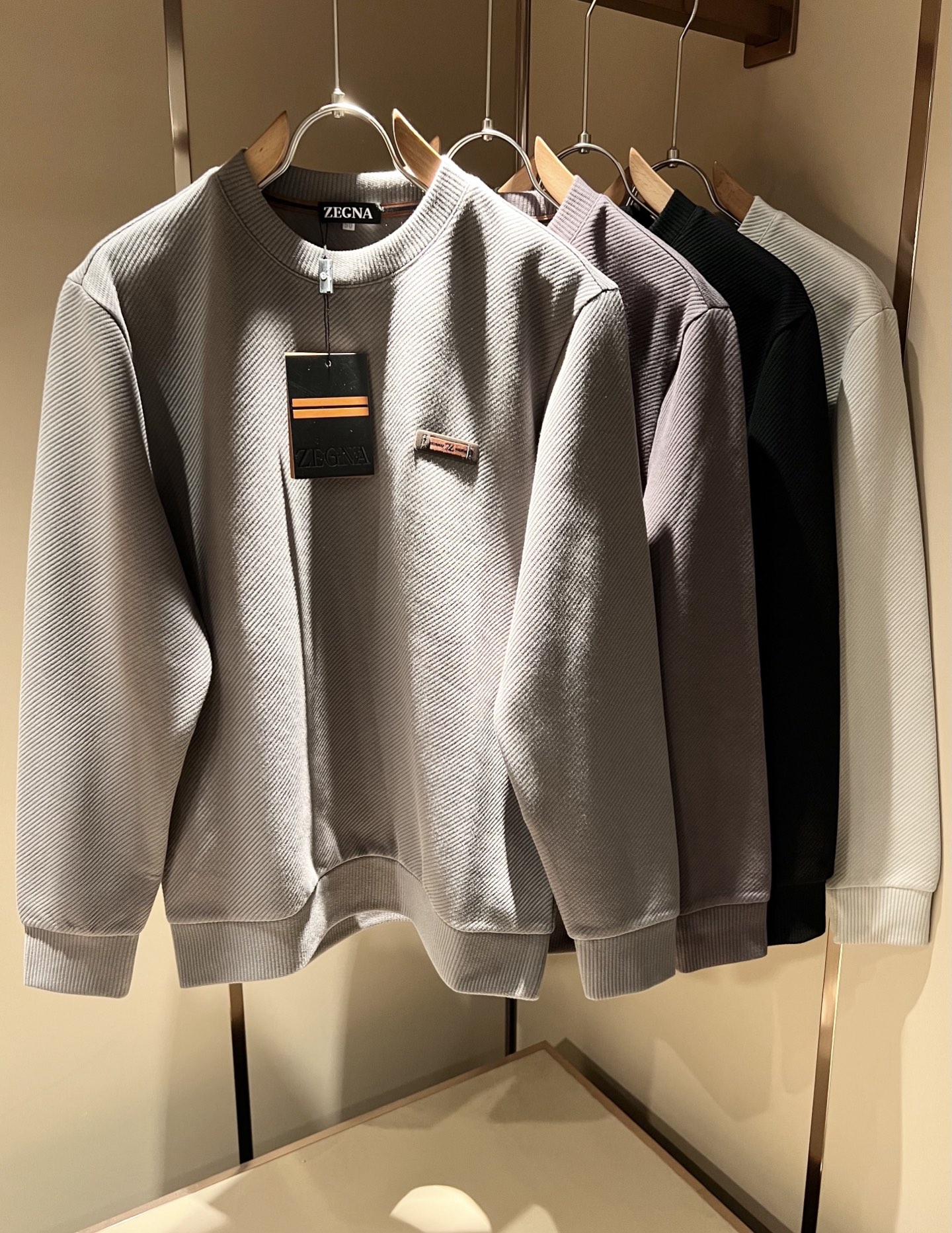 NO:510777,Ermenegildo Zeg*aJia 2025 autumn and winter new men's casual sweatshirt, the finale of the channel goods have appeared!  !  Sold simultaneously at the counter!  It is no exaggeration to say that this trouser is made from the original OEM channel, not a bragging original OEM, but is a product from the domestic ready-to-wear OEM factory officially authorized by Jenia!  Therefore, the ratio of quantity and size is extremely short, so you can earn it if you grab it!  The best trousers in autumn and winter are officially unveiled!  !  !  !  !  !  Zegna's things have always been one of the only essential outfits for successful business people!  Not everyone can easily surpass the brand's high-end style and its own strong aura. No matter which season the style is, it is a standard temperament!  However, the fabric style is between business and daily wear, so there is only Jenya, who focuses on men's business and leisure!  Whether you wear this style in a casual occasion or in a business occasion, you must wear it well and be able to wear it to your own taste!  Pants that give yourself unlimited points!  Size M-3XL, zegna, hoodie, sweatshirts, alexander wang19860909Ermenegildo Zeg*a杰*亚 2025秋冬新款男士休闲卫衣,压轴的渠道货出现了！！柜台同步销售！ 毫不夸张的说,此款裤装是原厂代工渠道的货,并不是吹牛的原厂代工,完全是由杰尼亚官方授权的国内成衣代工厂出来的产品！所以数量跟尺码配比都极度紧缺,抢到就是赚到！秋冬最好的裤装正式揭幕！！！！！！Zegna的东西,从来都是成功商务人士的专属必备行头之一！品牌高级的格调以及自带强大的气场并不是所有人都能轻易凌驾的.无论哪季的款式都是都是气质标配！但是面料版型又介乎于商务休闲跟日常穿着之间,也就只有专注于男装商务休闲的杰尼亚了！不论您是休闲场合穿搭,或者商务场合此款都能搭配的恰到好处要穿,就必须穿好的,能穿出属于自己品味的！给自己无限加分的裤子！尺码M-3XL,,zegna,hoodie,sweatshirts,alexander wang,Men's clothing