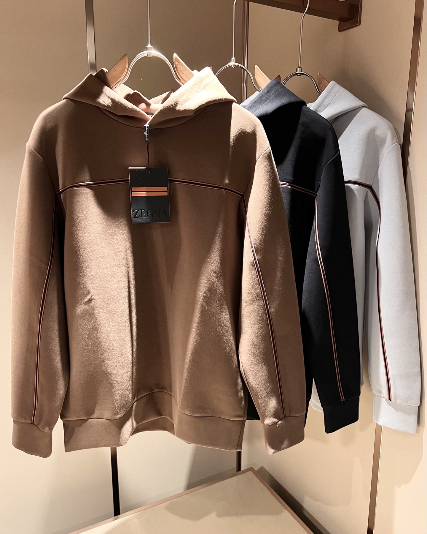 NO:510781,Ermenegildo Zeg*aJia 2025 autumn and winter new men's casual sweatshirt, the finale of the channel goods have appeared!  !  Sold simultaneously at the counter!  It is no exaggeration to say that this trouser is made from the original OEM channel, not a bragging original OEM, but is a product from the domestic ready-to-wear OEM factory officially authorized by Jenia!  Therefore, the ratio of quantity and size is extremely short, so you can earn it if you grab it!  The best trousers in autumn and winter are officially unveiled!  !  !  !  !  !  Zegna's things have always been one of the only essential outfits for successful business people!  Not everyone can easily surpass the brand's high-end style and its own strong aura. No matter which season the style is, it is a standard temperament!  However, the fabric style is between business and daily wear, so there is only Jenya, who focuses on men's business and leisure!  Whether you wear this style in a casual occasion or in a business occasion, you must wear it well and be able to wear it to your own taste!  Pants that give yourself unlimited points!  Size M-3XL, zegna, hoodie, sweatshirts, alexander wang19860909Ermenegildo Zeg*a杰*亚 2025秋冬新款男士休闲卫衣,压轴的渠道货出现了！！柜台同步销售！ 毫不夸张的说,此款裤装是原厂代工渠道的货,并不是吹牛的原厂代工,完全是由杰尼亚官方授权的国内成衣代工厂出来的产品！所以数量跟尺码配比都极度紧缺,抢到就是赚到！秋冬最好的裤装正式揭幕！！！！！！Zegna的东西,从来都是成功商务人士的专属必备行头之一！品牌高级的格调以及自带强大的气场并不是所有人都能轻易凌驾的.无论哪季的款式都是都是气质标配！但是面料版型又介乎于商务休闲跟日常穿着之间,也就只有专注于男装商务休闲的杰尼亚了！不论您是休闲场合穿搭,或者商务场合此款都能搭配的恰到好处要穿,就必须穿好的,能穿出属于自己品味的！给自己无限加分的裤子！尺码M-3XL,,zegna,hoodie,sweatshirts,alexander wang,Men's clothing