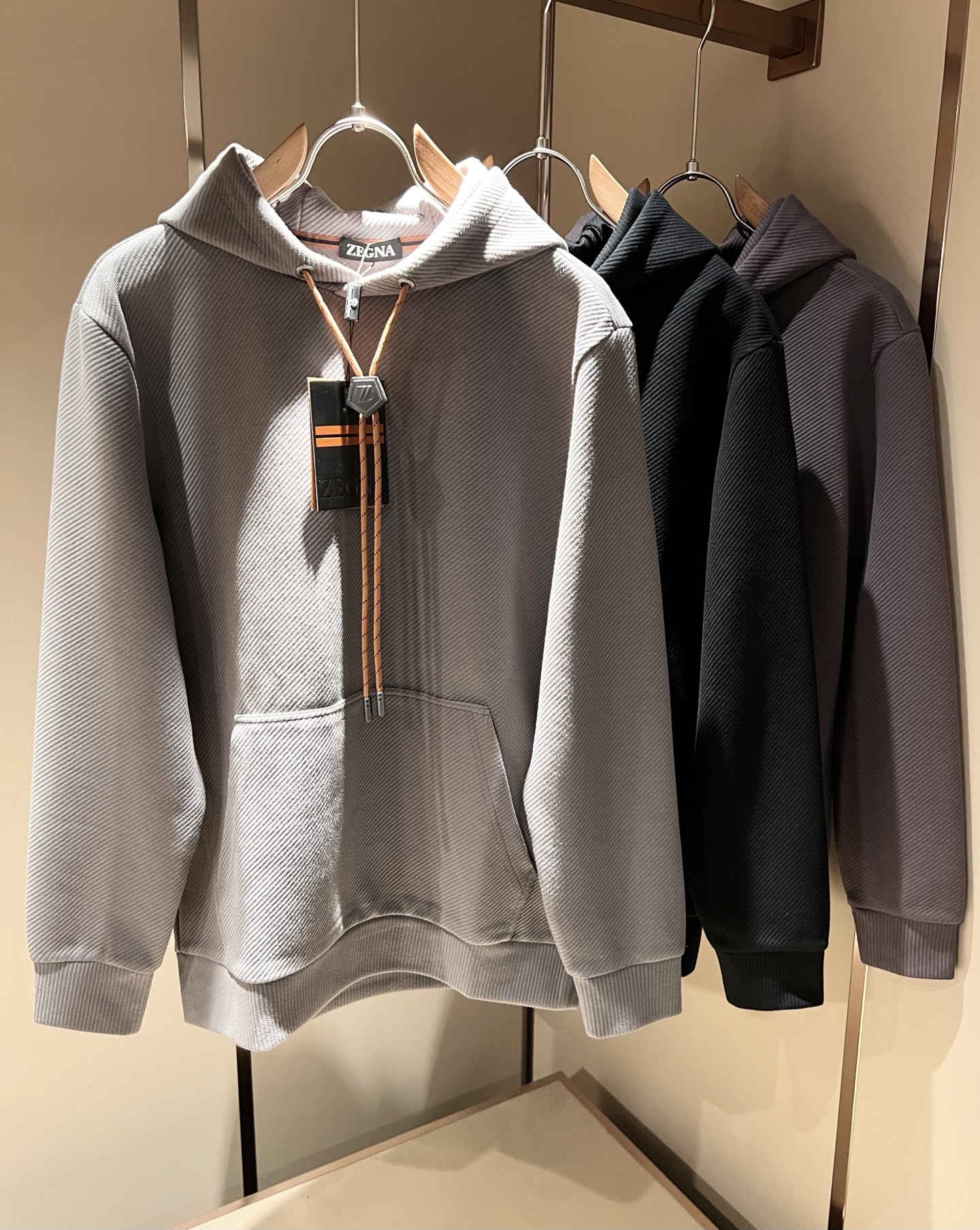 NO:510790,Ermenegildo Zeg*aJia 2025 autumn and winter new men's casual sweatshirt, the finale of the channel goods have appeared!  !  Sold simultaneously at the counter!  It is no exaggeration to say that this trouser is made from the original OEM channel, not a bragging original OEM, but is a product from the domestic ready-to-wear OEM factory officially authorized by Jenia!  Therefore, the ratio of quantity and size is extremely short, so you can earn it if you grab it!  The best trousers in autumn and winter are officially unveiled!  !  !  !  !  !  Zegna's things have always been one of the only essential outfits for successful business people!  Not everyone can easily surpass the brand's high-end style and its own strong aura. No matter which season the style is, it is a standard temperament!  However, the fabric style is between business and daily wear, so there is only Jenya, who focuses on men's business and leisure!  Whether you wear this style in a casual occasion or in a business occasion, you must wear it well and be able to wear it to your own taste!  Pants that give yourself unlimited points!  Size M-3XL, zegna, hoodie, sweatshirts, alexander wang19860909Ermenegildo Zeg*a杰*亚 2025秋冬新款男士休闲卫衣,压轴的渠道货出现了！！柜台同步销售！ 毫不夸张的说,此款裤装是原厂代工渠道的货,并不是吹牛的原厂代工,完全是由杰尼亚官方授权的国内成衣代工厂出来的产品！所以数量跟尺码配比都极度紧缺,抢到就是赚到！秋冬最好的裤装正式揭幕！！！！！！Zegna的东西,从来都是成功商务人士的专属必备行头之一！品牌高级的格调以及自带强大的气场并不是所有人都能轻易凌驾的.无论哪季的款式都是都是气质标配！但是面料版型又介乎于商务休闲跟日常穿着之间,也就只有专注于男装商务休闲的杰尼亚了！不论您是休闲场合穿搭,或者商务场合此款都能搭配的恰到好处要穿,就必须穿好的,能穿出属于自己品味的！给自己无限加分的裤子！尺码M-3XL,,zegna,hoodie,sweatshirts,alexander wang,Men's clothing