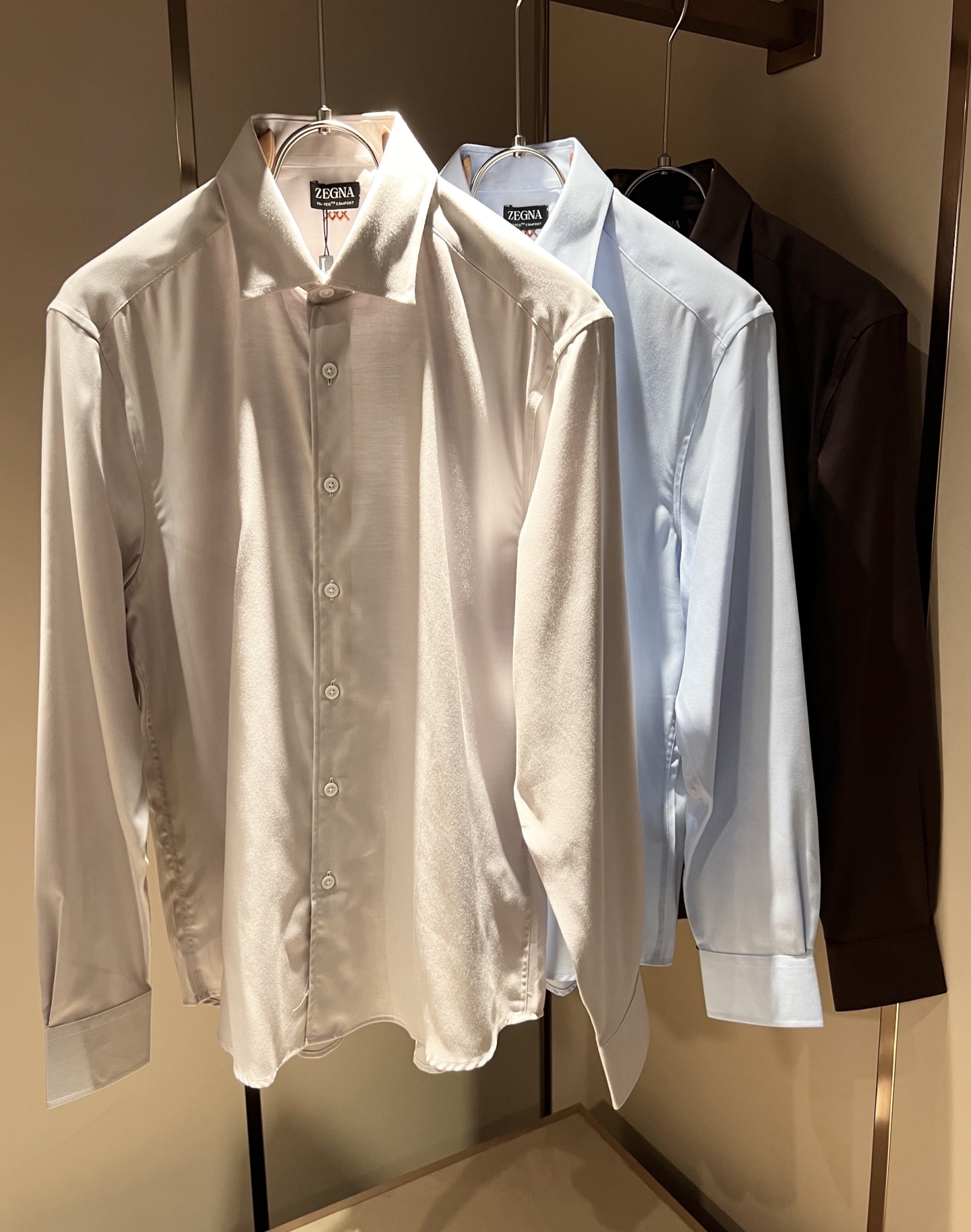 NO:510773,Ermenegildo Zeg*aJia 2025 early autumn new men's shirt, foreign trade company order!  Customer-supplied poplin cotton material, it is one of the classic exclusive fabrics of Zenia!  The texture is light, soft and delicate, but the shape is straight and stylish!  It adopts a multi-layer structure and has windproof performance. The pockets are decorated with details and are extremely luxurious... Perfectly interpreting high-quality quality. Customized original hardware is available for customers!  Size S-2XL, zegna,alexander wang19860909Ermenegildo Zeg*a杰*亚 2025早秋新款男士衬衣,外贸公司订单！客供府绸棉材质,是杰尼亚经典的专有织物之一！ 质地轻盈、触感又柔软细腻、但型态又笔挺有型！ 采用多层结构、具备防风性能. 口袋饰有细节、奢华极致… 完美演绎高品质品相.客供定制原版五金！尺码S-2XL,,zegna,alexander wang,Men's clothing