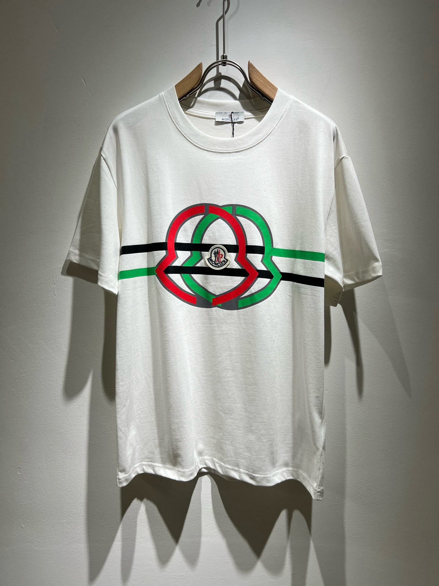 NO:510791,Moncler Mengjia 2025 Spring and Summer Latest Men and Women's Same Trade Order Short-sleeved T-shirt, Full Quality!  !  Internet celebrity style!  Designed with logo pattern!  The upper body is comfortable and breathable, not stiff, and the overall three-dimensional feeling is rich. Quality export orders, customized exclusive pure cotton fabric tailoring to meet the simple needs of commuters for dressing. The upper body is very effective, slim and not picky about the figure. The fabric workmanship... Improper, only good craftsmanship can make you feel good and tasteful. A must-have item for everyone!  Size M-3XL, T-shirt,tees,t-shirt,alexander wang19860909Moncler蒙家 2025春夏最新男女同款贸易订单短袖T恤,全品相！！网红款！采用logo图案印花设计！上身舒适透气,不僵硬,整体有着丰富的立体感,品质出口订单,定制专属纯棉面料剪裁,满足通勤人们对于着装的简约需求,上身效果很好,显瘦,不挑剔身材.面料做工....无可挑剔,好工艺好面料才能穿出好品味一款,人手必备单品！尺码M-3XL,,T-shirt,tees，t-shirt,alexander wang,Men's clothing