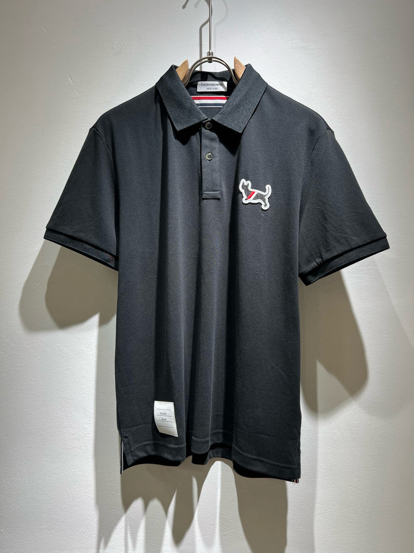 NO:510799,ThomBrow*e Tom*Long ~ New products for spring and summer 2025!  It is available on the official website at the same time. It is a casual classic lapel short-sleeved Polo shirt with unique design charm, very high-end, simple and not simple, and a new model of ready-to-wear!  The fabric is selected with unique bead floor cotton fabric, which feels smooth and soft, has texture, and has a strong sense of verticality. The upper body is smooth and not tight, and the feeling of stuffiness caused by direct ultraviolet rays. The chest design logo pattern logo pressing design!  The style is harmonious and unified, with the ultimate craftsmanship level. The side is very unique and tailored, very flavorful, delicate and comfortable to wear, showing sports vitality and exquisite details. The classic and perfect layout design shows fashion vitality in daily leisure life. Improve men's charm and style and achieve high-end models. Size M-3XL, T-shirt, alexander wang19860909ThomBrow*e汤姆*朗 ~2025春夏新品！官网同步有售,休闲经典翻领短袖Polo衫,独特设计魅力,非常高端,简约不简单,成衣新典范！面料精选独特珠地棉面料,手感光滑柔软,有质感,有很强的垂直感,上身爽滑不紧绷,紫外线直射造成的闷热感,胸前设计标识图案logo压胶设计！风格和谐统一,极致工艺水平.侧面非常独特裁剪设计风格,非常有味道,精致细腻,好穿舒适,展现运动活力,细节考究.经典完美版型设计,日常休闲生活中展现时尚活力.提升男士魅力格调,成就高端典范.尺码M-3XL,,T-shirt,alexander wang,Men's clothing