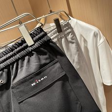 Kiton 2025秋冬新品男士高端休闲百搭四季通勤修身剪裁休闲裤!对于粉丝来说,这样大气的经典设计足矣 Kiton 2025秋冬新品男士高端休闲百搭四季通勤修身剪裁休闲裤!对于粉丝来说,这样大气的经典设计足矣