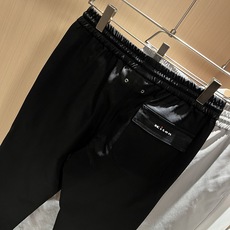 Kiton 2025秋冬新品男士高端休闲百搭四季通勤修身剪裁休闲裤!对于粉丝来说,这样大气的经典设计足矣 Kiton 2025秋冬新品男士高端休闲百搭四季通勤修身剪裁休闲裤!对于粉丝来说,这样大气的经典设计足矣