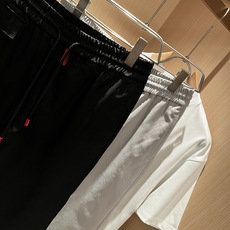 Kiton 2025秋冬新品男士高端休闲百搭四季通勤修身剪裁休闲裤!对于粉丝来说,这样大气的经典设计足矣 Kiton 2025秋冬新品男士高端休闲百搭四季通勤修身剪裁休闲裤!对于粉丝来说,这样大气的经典设计足矣
