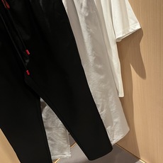 Kiton 2025秋冬新品男士高端休闲百搭四季通勤修身剪裁休闲裤!对于粉丝来说,这样大气的经典设计足矣 Kiton 2025秋冬新品男士高端休闲百搭四季通勤修身剪裁休闲裤!对于粉丝来说,这样大气的经典设计足矣
