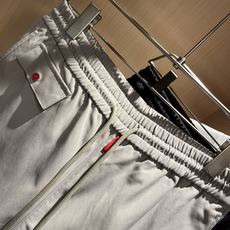 Kiton 2025秋冬新品男士高端休闲百搭四季通勤修身剪裁休闲裤!对于粉丝来说,这样大气的经典设计足矣 Kiton 2025秋冬新品男士高端休闲百搭四季通勤修身剪裁休闲裤!对于粉丝来说,这样大气的经典设计足矣