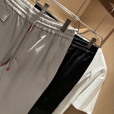 Kiton 2025秋冬新品男士高端休闲百搭四季通勤修身剪裁休闲裤!对于粉丝来说,这样大气的经典设计足矣 Kiton 2025秋冬新品男士高端休闲百搭四季通勤修身剪裁休闲裤!对于粉丝来说,这样大气的经典设计足矣