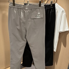 Kiton 2025秋冬新品男士高端休闲百搭四季通勤修身剪裁休闲裤!对于粉丝来说,这样大气的经典设计足矣 Kiton 2025秋冬新品男士高端休闲百搭四季通勤修身剪裁休闲裤!对于粉丝来说,这样大气的经典设计足矣
