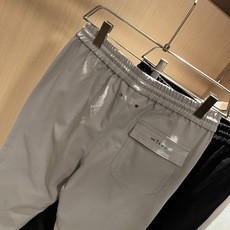 Kiton 2025秋冬新品男士高端休闲百搭四季通勤修身剪裁休闲裤!对于粉丝来说,这样大气的经典设计足矣 Kiton 2025秋冬新品男士高端休闲百搭四季通勤修身剪裁休闲裤!对于粉丝来说,这样大气的经典设计足矣