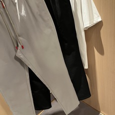 Kiton 2025秋冬新品男士高端休闲百搭四季通勤修身剪裁休闲裤!对于粉丝来说,这样大气的经典设计足矣 Kiton 2025秋冬新品男士高端休闲百搭四季通勤修身剪裁休闲裤!对于粉丝来说,这样大气的经典设计足矣