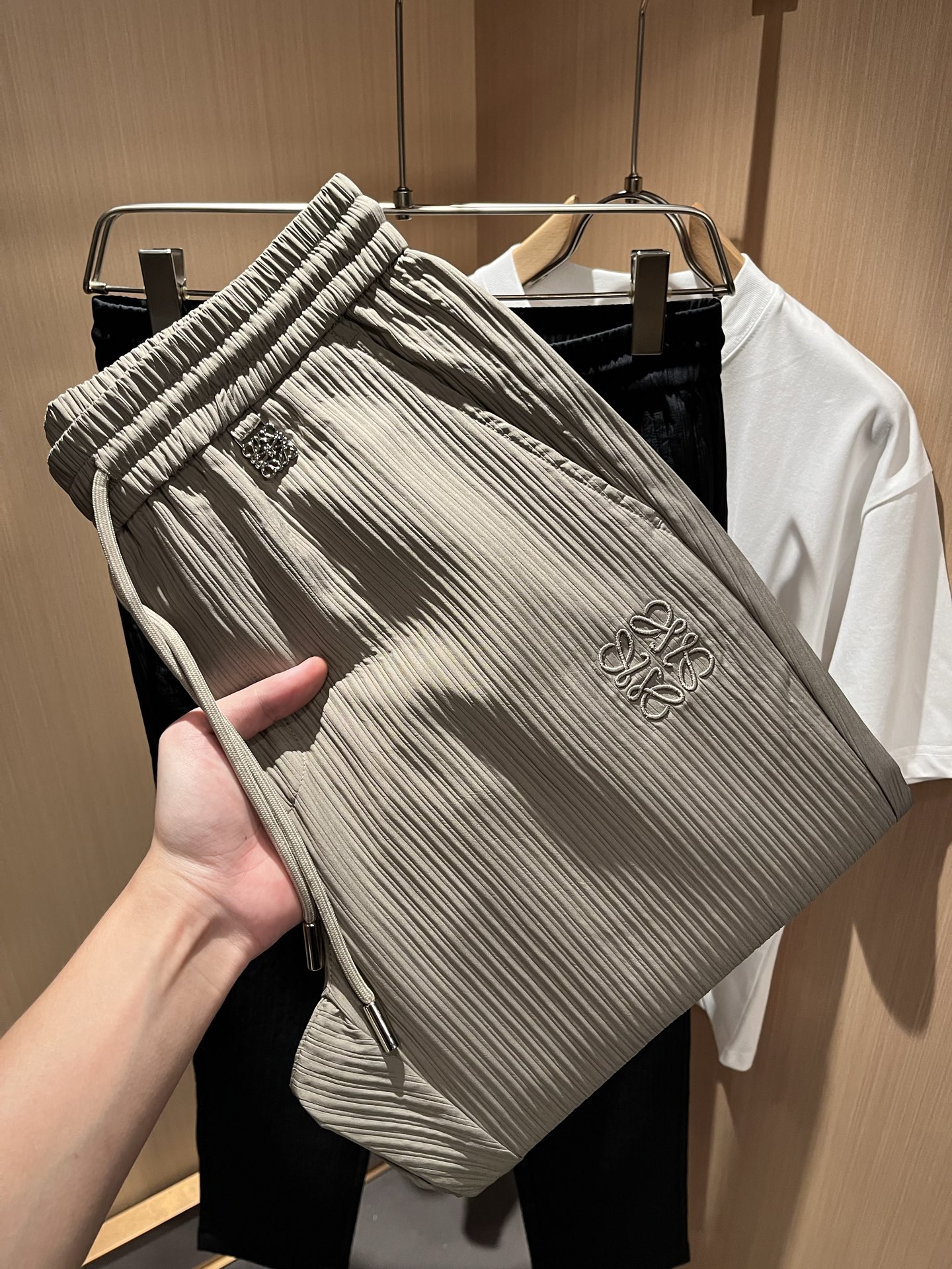 NO:515140,LO*WE/Luo*We 2025 autumn and winter new men's fashion high-end casual pants, Hong Kong foreign business channel goods, original Japanese production, pure blood quality, perfectly continuing the essence and genes of LOE*'s home. From the main fabric to the detailed craftsmanship, all show the ingenuity of quality, using multiple brand elements to interpret it, and the trouser leg embroidery logo design!  Identity manifestation that belongs to the soul!  Customers supply high-end imported pure cotton fabrics, very high-end and fashionable detailed craftsmanship, red ear cloth is completed by a specific antique loom. This element represents the identity and rank of jeans, which is very worthy of savoring!  In terms of matching, it is invincible and explains the versatility in place, with ingenious details and exquisite accessories. The auxiliary materials are all provided by foreign merchants. They are tailored and slim, and the upper body is lifted with an excellent effect. They are a styling item that is hard to come by!  Size M-3XL, loewe, jeans, alexander wang19860909LO*WE/罗*威2025秋冬新品男士时装款高端休闲裤,香港洋行渠道货,日本原厂出品,纯血统品质,完美延续了LOE*家的精髓与基因,从主体面料到细节工艺,无不彰显出品质的匠心所在,运用多个品牌元素标识来诠释,裤腿刺绣logo设计！属于灵魂式的身份彰显！客供高级进口纯棉面料,非常高级且时髦的细节工艺,赤耳布是由特定古董织布机完成,此元素代表着牛仔裤的身份及段位,非常值得细品悦人！在搭配上所向无敌,把百搭阐释到位,细节匠心考究,辅料皆为外商客供,剪裁合体修身,上身提臀效果绝佳,可遇而不可求的造型单品！尺码M-3XL,,loewe,jeans,alexander wang,Men's clothing