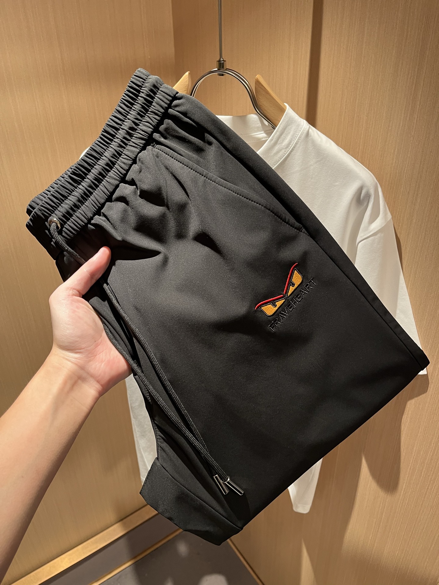 FEN*DI芬*迪 2025秋冬新款经典休闲百搭抽绳休闲裤，贸易公司渠道订单，FD早春百搭休闲短裤，大牌