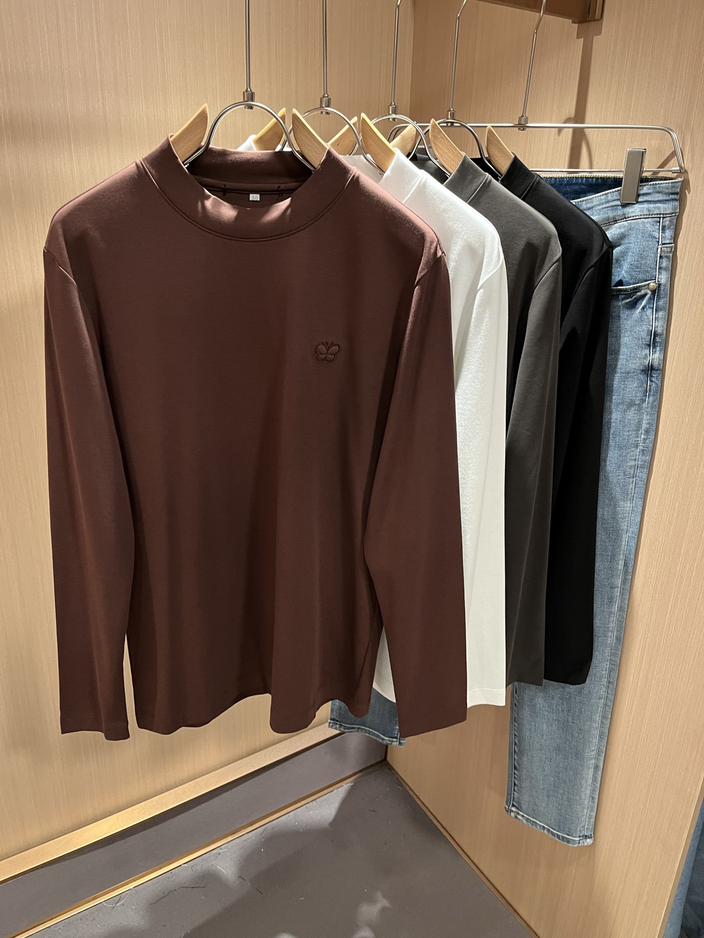 NO:519646,BottegaVene*a Bao*jia 2025 autumn and winter new men's base shirt, this is the most powerful solid color high-quality fabric so far this year!  !  !  Embroidery design for clothes logo pattern!  These alone are enough to beat the ordinary styles on the market. BV is really going to be fully powered this year!  Botte**Veneta 2025 autumn and winter series, orders from Taiwan trading companies, and available in Hong Kong Lane Crawford. The unique design style is simple and elegant. Nowadays, only the original single trading company dares to make many colors that match the counter to meet all the matching needs of men!  !  The details are in place and are reflected in the natural light. You can see this at a glance and instantly improve the texture of the clothes. And the fabric of this clothes took 6 months!  !  !  Size M-3XL, bottega veneta, bottega veneta, alexander wang19860909BottegaVene*a宝*嘉 2025秋冬新款男士打底衫,这是今年目前为止最牛批的一款纯色高品质面料！！！衣身logo图案刺绣设计！光是这些就足够吊打市面上那些一般的款式了,BV今年是真的要火力全开了！Botte**Veneta 2025秋冬系列,来自台湾贸易公司的订单,香港连卡佛也有售.独特的设计风格简约大气,这年头也只有原单贸易公司才敢做出足以匹敌专柜的诸多颜色来,满足一切男士的搭配需求！！细节到位自然光下体现的淋漓尽致.这个您入手一目了然,瞬间提升了衣服的质感.并且此款衣服面料,耗时6个月！！！尺码 M-3XL,,bottega veneta,bottega veneta,alexander wang,Men's clothing