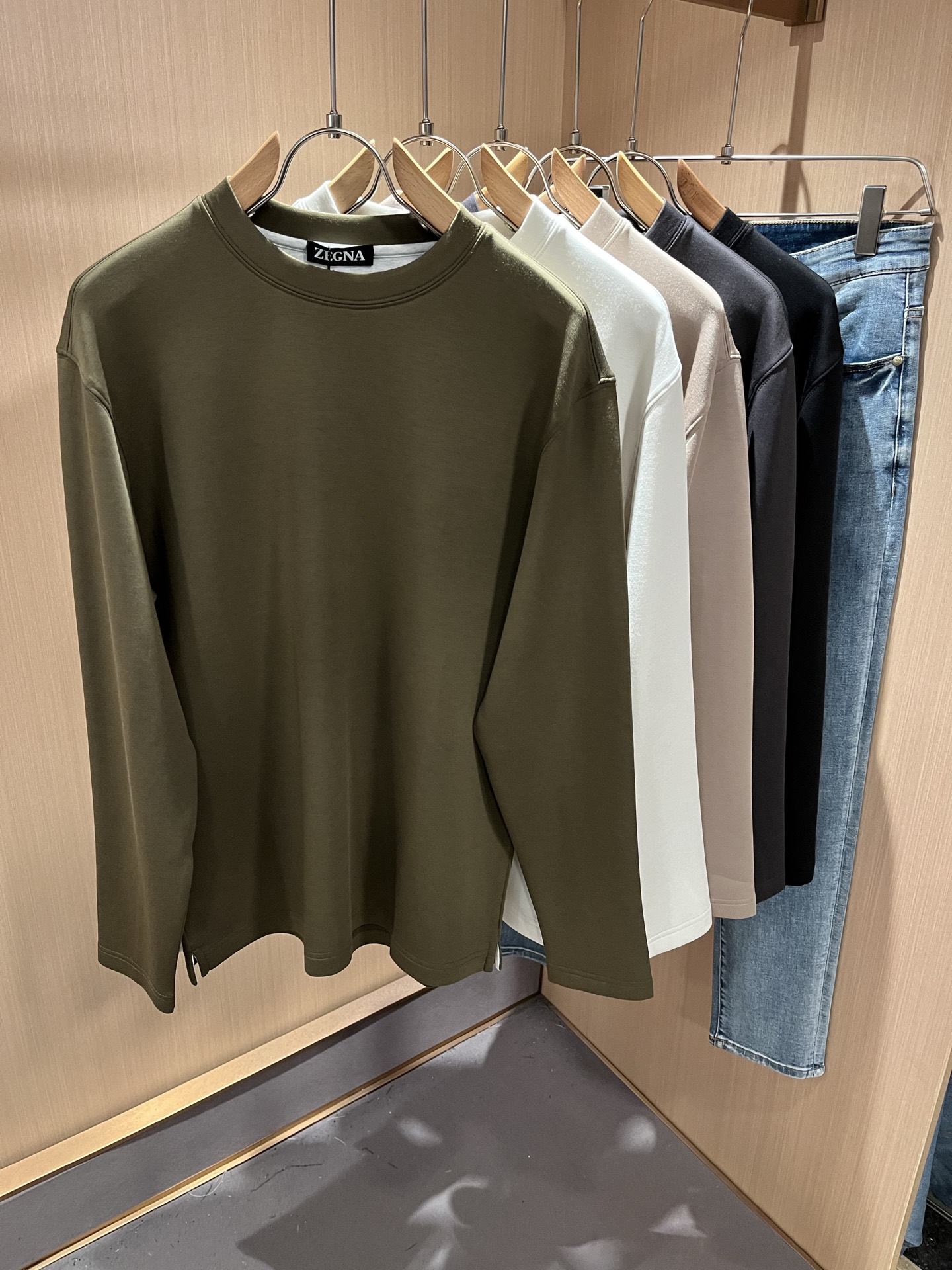 NO:519658,Ermenegildo Zeg*aJia 2025 autumn and winter new products for men's long-sleeved casual base shirt, foreign trade company order!  It is one of the classic exclusive fabrics of Zenia!  Customized original cotton fabric!  Back web pressing logo design!  The texture is warm, the touch is soft and delicate, but the shape is straight and stylish!  Details, extreme luxury... Perfect interpretation of high-quality quality. Size M-3XL, zegna, alexander wang19860909Ermenegildo Zeg*a杰*亚 2025秋冬新品男士长袖休闲打底衫,外贸公司订单！是杰尼亚经典的专有织物之一！ 定制原版纯棉面料！后幅压胶logo设计！质地保暖,触感又柔软细腻、但型态又笔挺有型！ 细节、奢华极致… 完美演绎高品质品相.尺码M-3XL,,zegna,alexander wang,Men's clothing