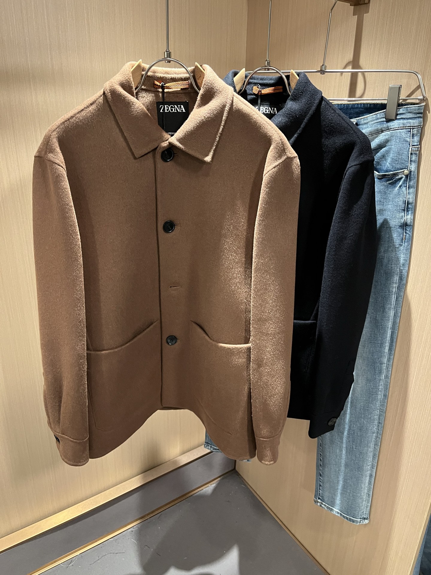 NO:521744,Ermenegildo Zeg*aJia 2025 autumn and winter new men's jacket, foreign trade company order!  Customer-supplied wool material is one of the classic exclusive fabrics of Zenia!  The touch is soft and delicate, but the shape is straight and stylish!  It adopts a multi-layer structure and has windproof performance. The pockets are decorated with details and are extremely luxurious... Perfectly interpreting high-quality quality. Customized original hardware is available for customers!  Size S-2XL, zegna, jackets & coats, jackets & coats, alexander wang19860909Ermenegildo Zeg*a杰*亚 2025秋冬新款男士夹克外套,外贸公司订单！客供羊毛呢材质,是杰尼亚经典的专有织物之一！ 触感又柔软细腻、但型态又笔挺有型！ 采用多层结构、具备防风性能. 口袋饰有细节、奢华极致… 完美演绎高品质品相.客供定制原版五金！尺码S-2XL,,zegna,jackets & coats,jackets & coats,alexander wang,Men's clothing