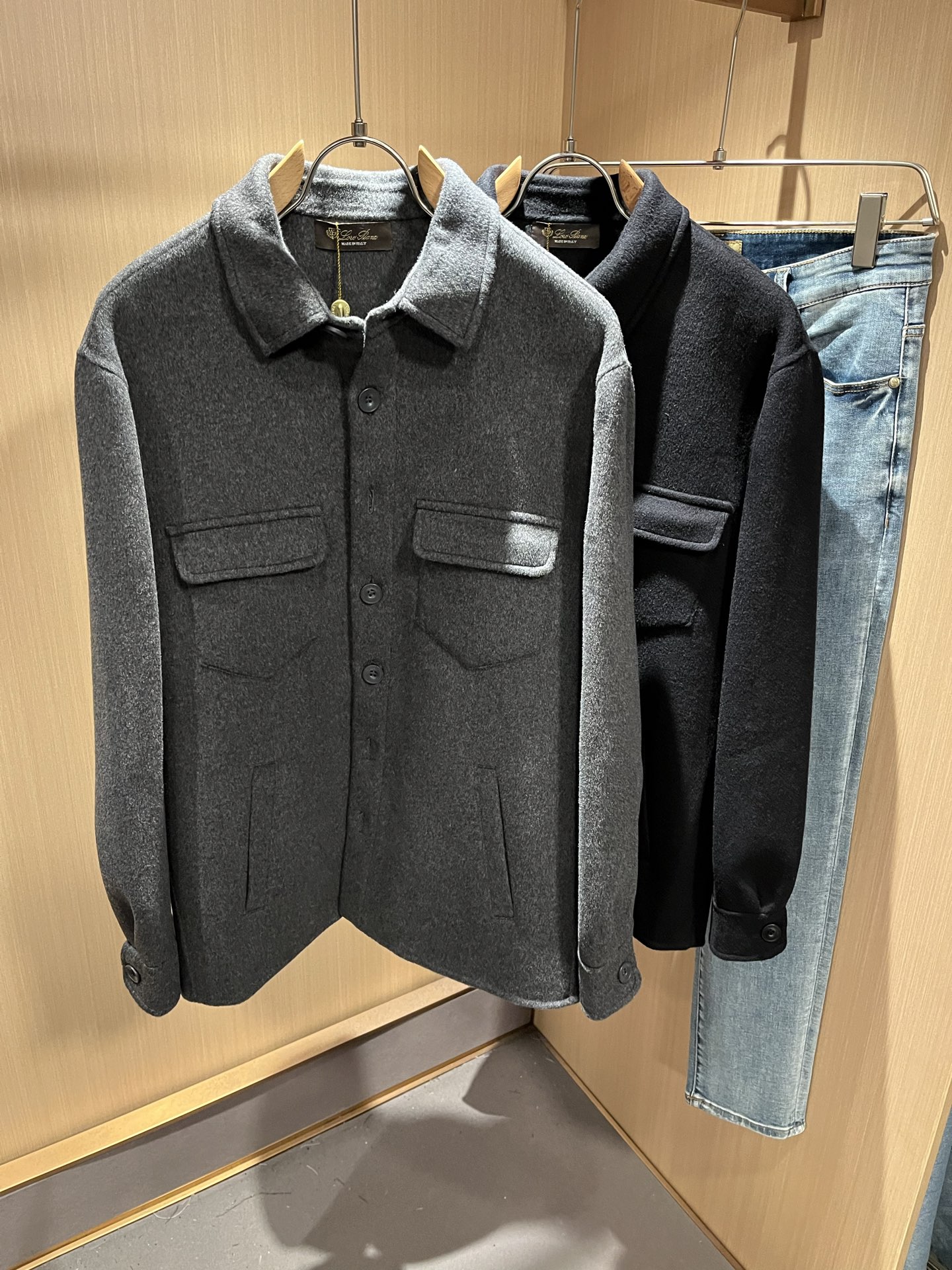 NO:521735,Loro Piana Nuoyou Pianya 2025 autumn and winter new men's casual jacket, foreign trade company order!  Customer-supplied wool material, one of the classic proprietary fabrics!  The texture is light, soft and delicate, but the shape is straight and stylish!  It adopts a multi-layer structure and has windproof performance. The pockets are decorated with details and are extremely luxurious... Perfectly interpreting high-quality quality. Customized original hardware is available for customers!  Size S-2XL, loro piana, jackets & coats, jackets & coats, alexander wang19860909Loro Piana诺悠翩雅 2025秋冬新品男士休闲夹克外套,外贸公司订单！客供羊毛呢材质,经典的专有织物之一！ 质地轻盈、触感又柔软细腻、但型态又笔挺有型！ 采用多层结构、具备防风性能. 口袋饰有细节、奢华极致… 完美演绎高品质品相.客供定制原版五金！尺码S-2XL,,loro piana,jackets & coats,jackets & coats,alexander wang,Men's clothing