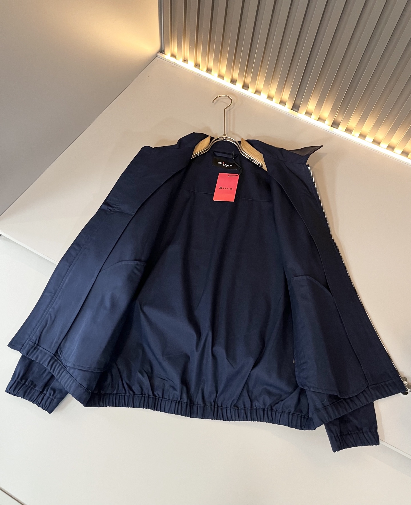 Kiton 2025秋冬新款男士休闲夹克，采用进口专属帆布面料！！简单LOGO标识五金设计！代表品牌形象