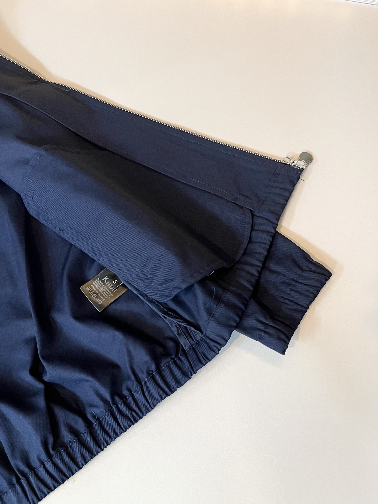 Kiton 2025秋冬新款男士休闲夹克，采用进口专属帆布面料！！简单LOGO标识五金设计！代表品牌形象