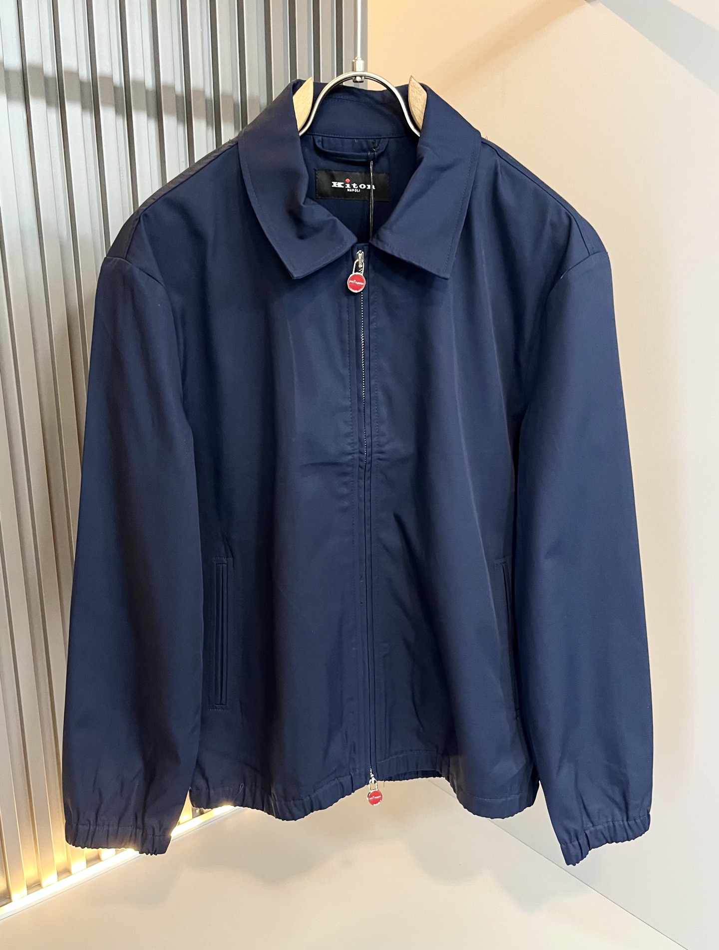 Kiton 2025秋冬新款男士休闲夹克，采用进口专属帆布面料！！简单LOGO标识五金设计！代表品牌形象