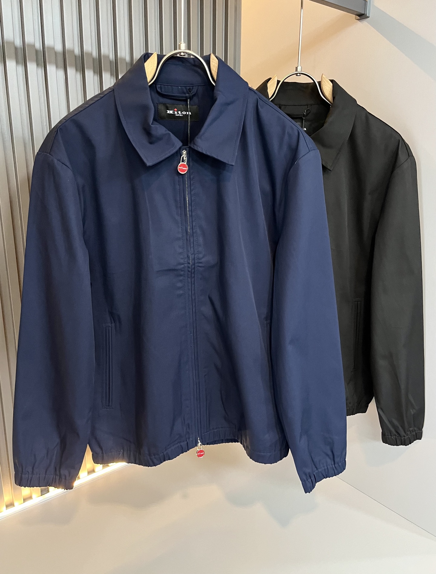 Kiton 2025秋冬新款男士休闲夹克，采用进口专属帆布面料！！简单LOGO标识五金设计！代表品牌形象