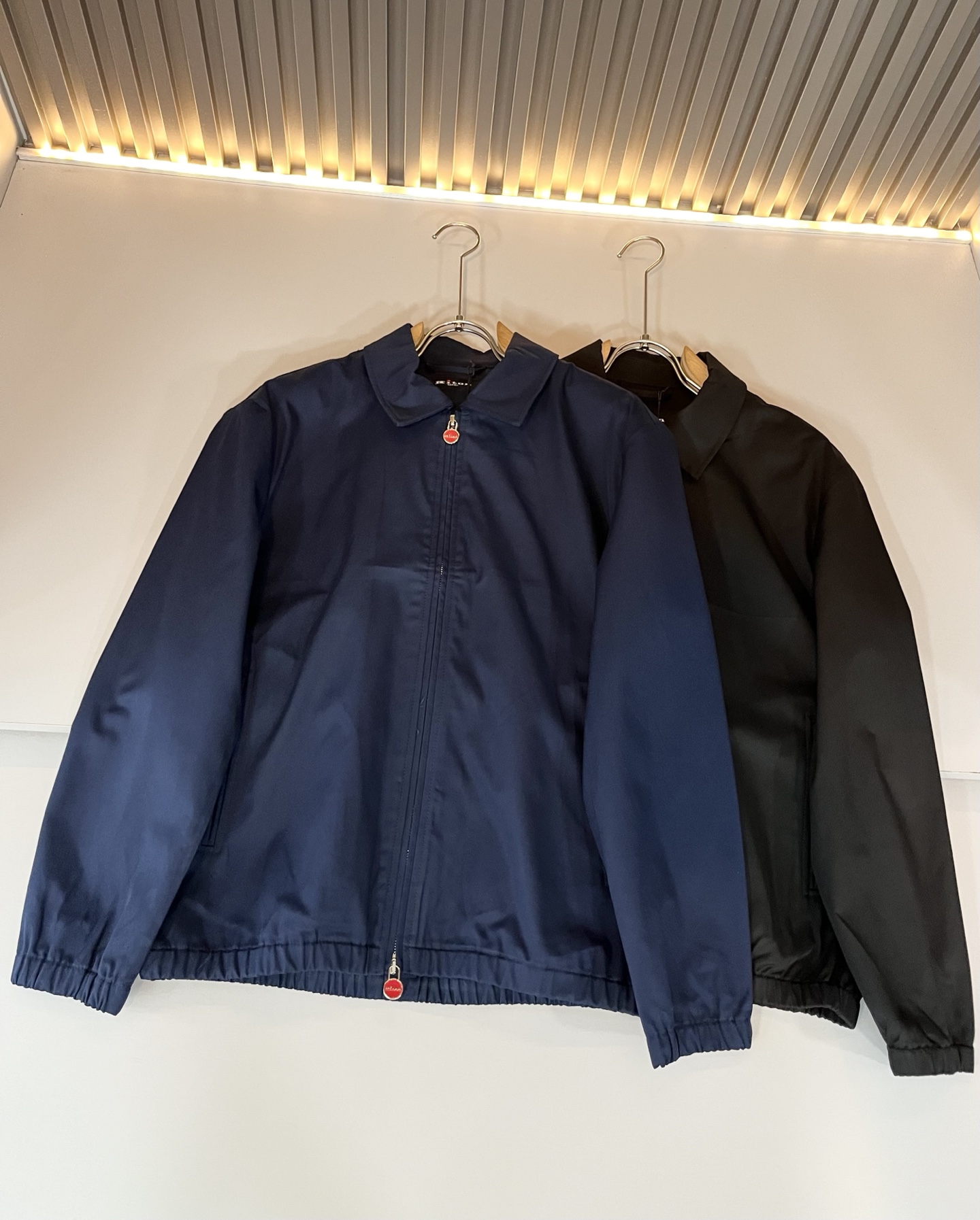 Kiton 2025秋冬新款男士休闲夹克，采用进口专属帆布面料！！简单LOGO标识五金设计！代表品牌形象