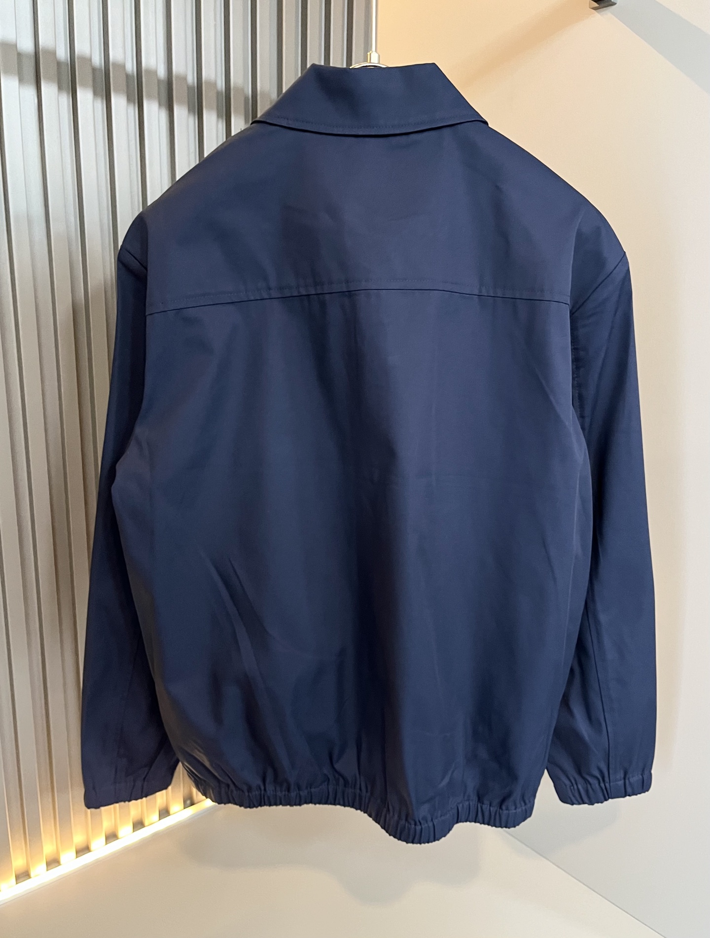 Kiton 2025秋冬新款男士休闲夹克，采用进口专属帆布面料！！简单LOGO标识五金设计！代表品牌形象