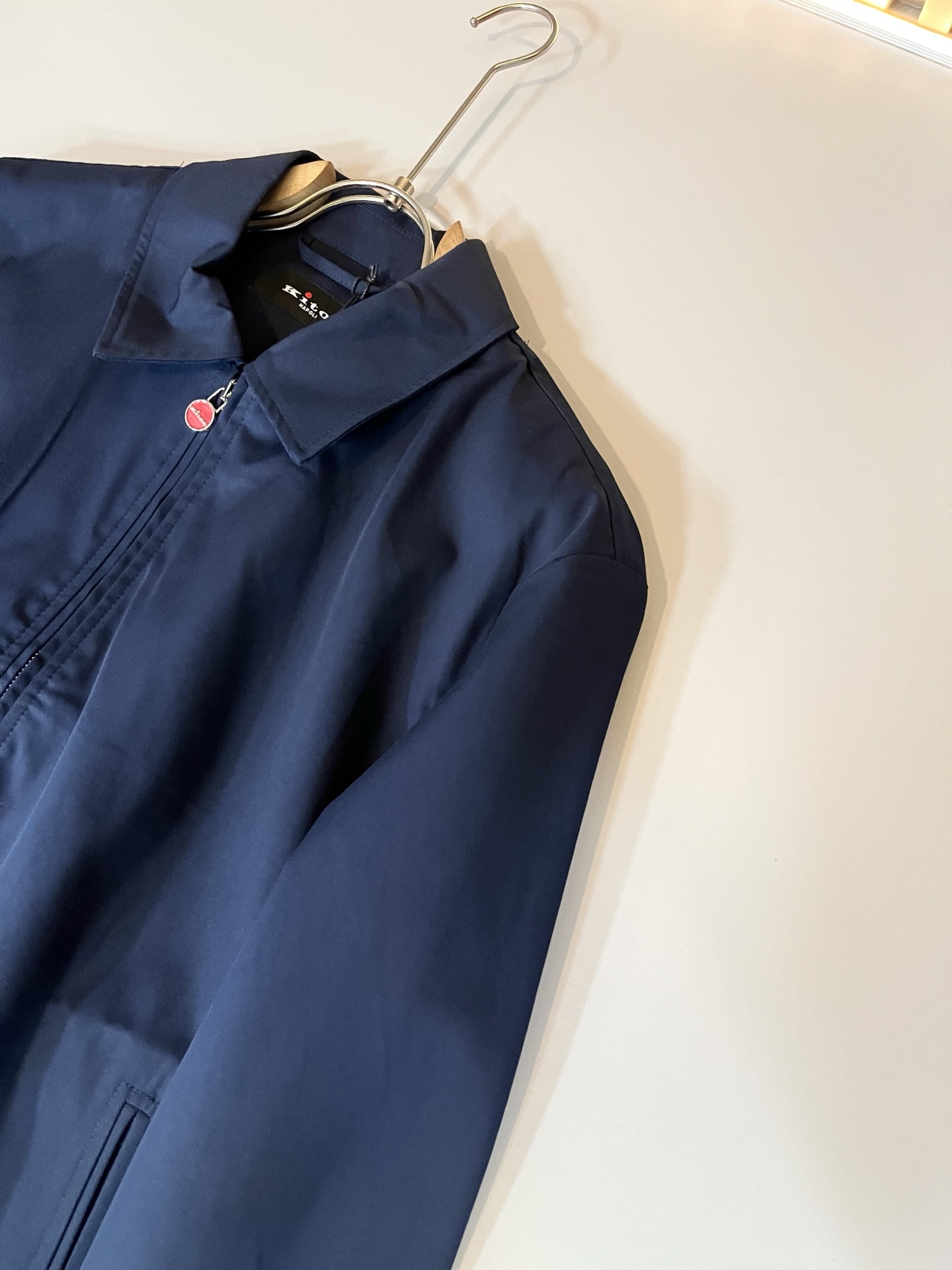 Kiton 2025秋冬新款男士休闲夹克，采用进口专属帆布面料！！简单LOGO标识五金设计！代表品牌形象