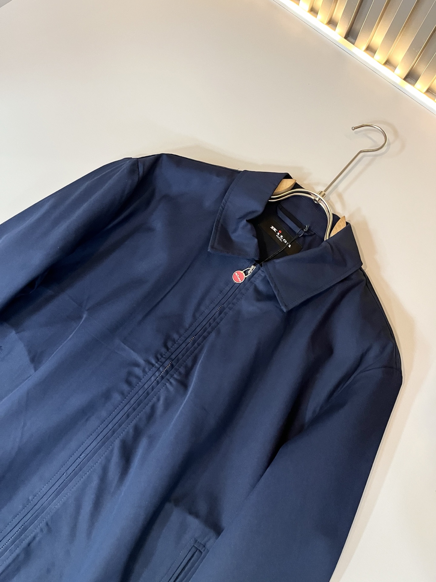 Kiton 2025秋冬新款男士休闲夹克，采用进口专属帆布面料！！简单LOGO标识五金设计！代表品牌形象